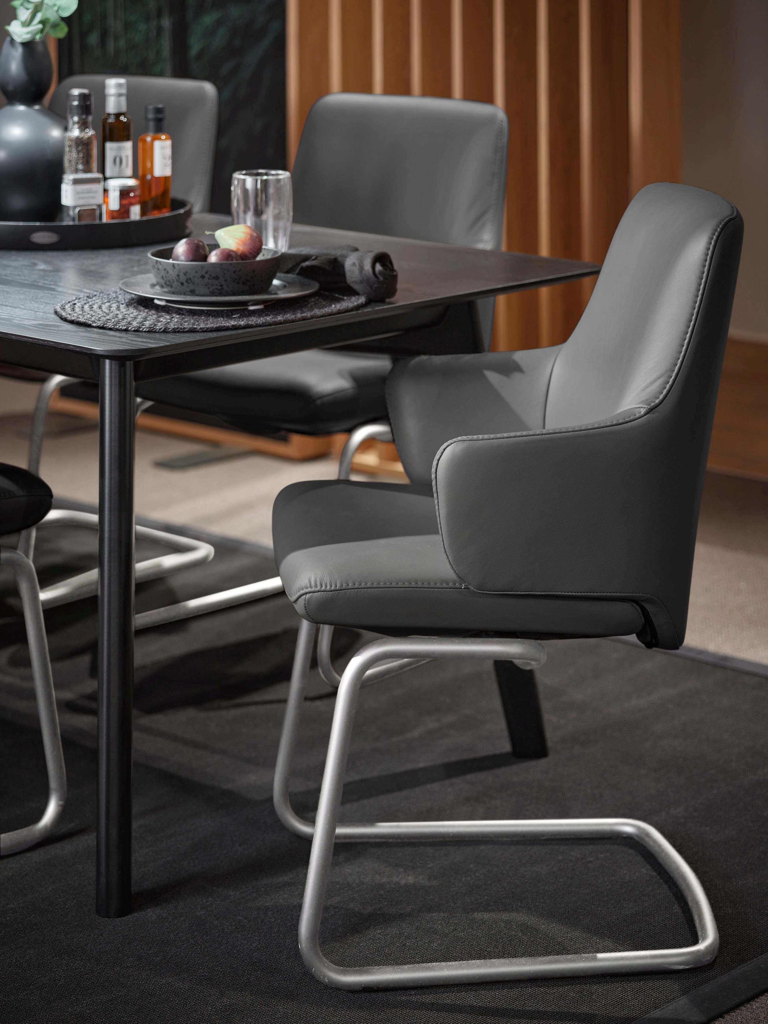 Stressless® Polsterstuhl Laurel, Low Back mit Armlehne, Größe L, mit Beinen aus Stahl in Schwarz matt