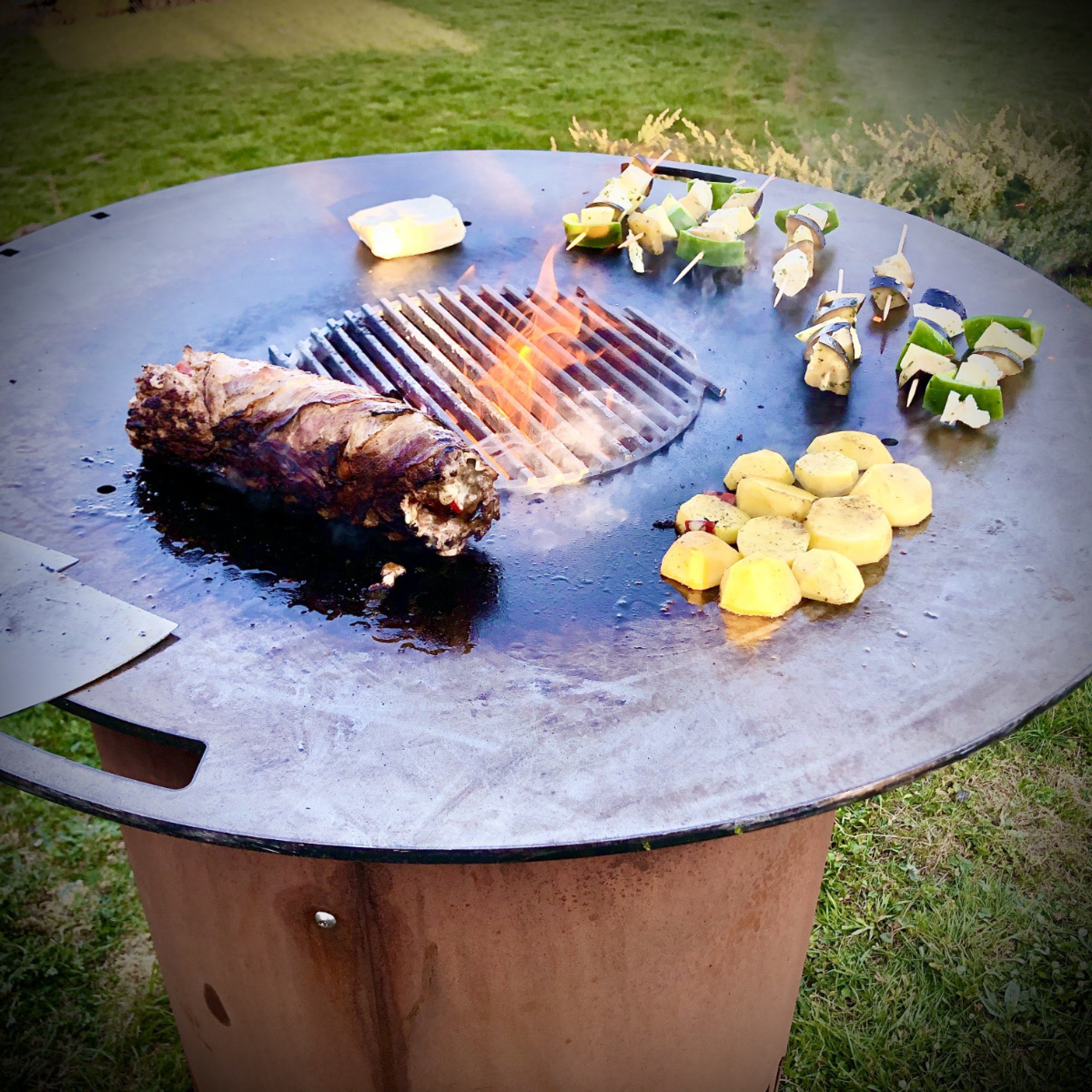 DEINWERK Feuerstelle DEINWERK Grillfass Grilltonne Feuerplatte Ø 90cm Corten mit Plancha