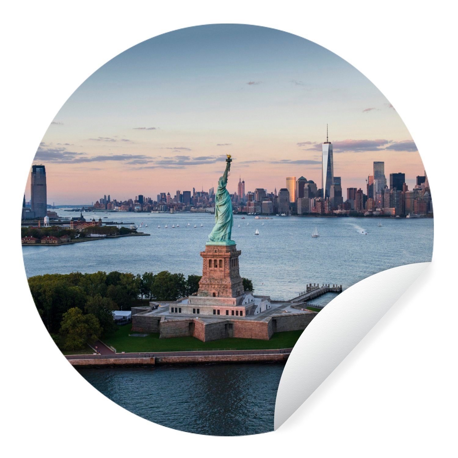 MuchoWow Wandsticker Freiheitsstatue mit New Yorker Skyline (1 St), Tapetenkreis für Kinderzimmer, Tapetenaufkleber, Rund, Wohnzimmer