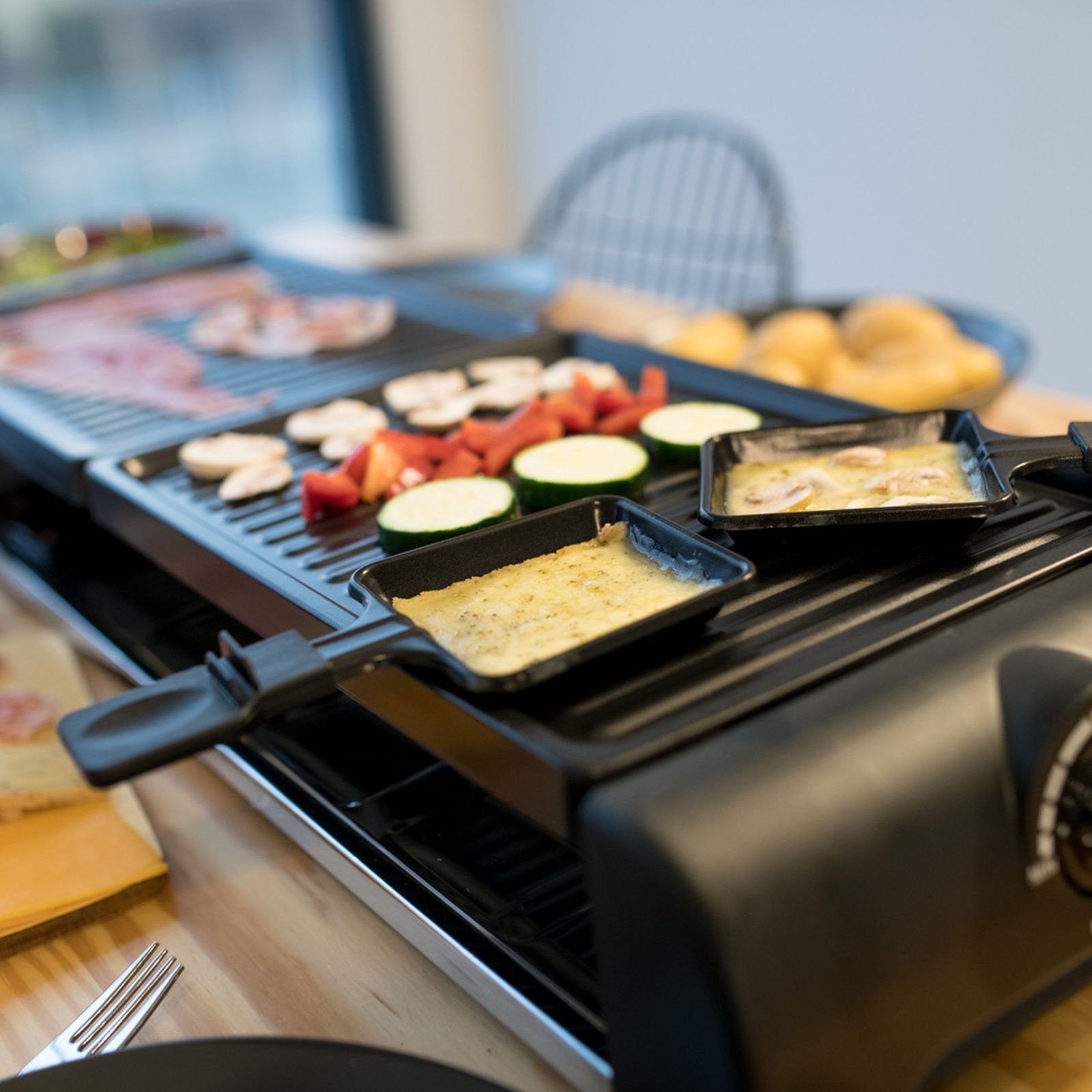 12 Grillplatten, abnehmbare 1800,00 Füße Raclettepfännchen, Raclette 12 LIVOO Personen DOC185, Raclette-Grill Antihaftbeschichtung, rutschfeste Raclette-Party-Set LIVOO W,