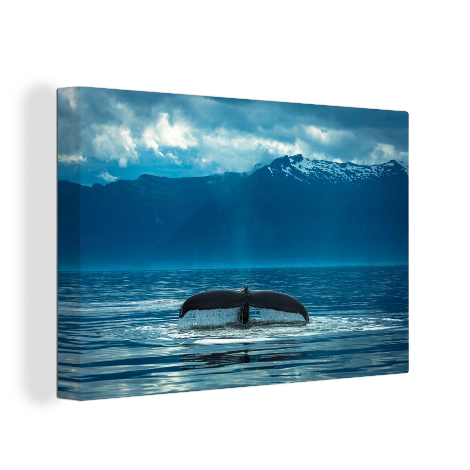 OneMillionCanvasses® Leinwandbild Der Schwanz eines Buckelwals im Hintergrund ist eine Bergkette, (1 St), Wandbild Leinwandbilder, Aufhängefertig, Wanddeko, 30x20 cm