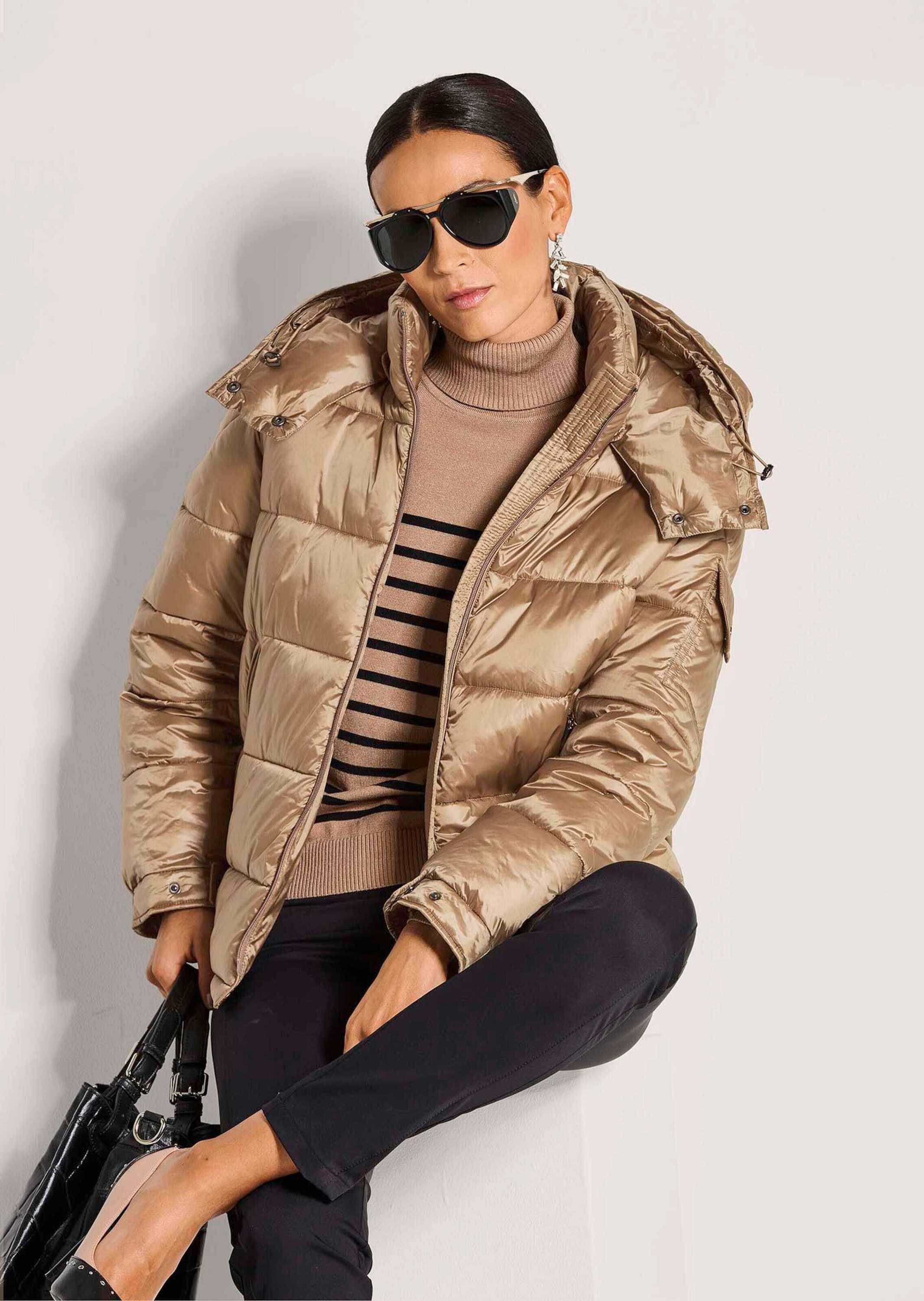 MADELEINE Outdoorjacke Elegante Steppjacke mit Glanzeffekt Stehkragen, abnehmbare Kapuze, Langarm – Bild 3 von 5