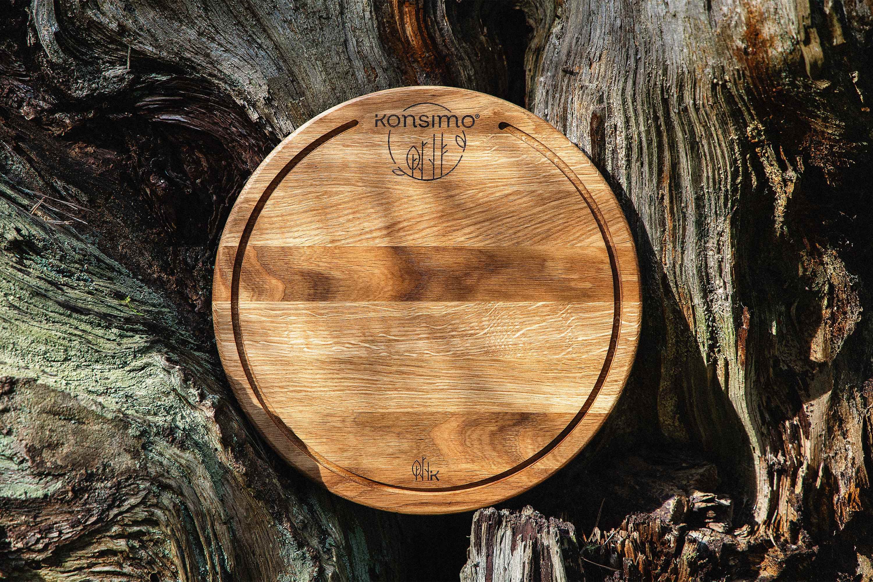 KONSIMO® Schneidebrett LESTE Runde Designschneiderbrett-Set, Massivholz, Servierbrett, Eichenholz, (2 Stück, Maße: ø25cm, h. 2cm & ø32cm, h. 2cm, 2-St), hergestellt in der EU, 2-er Set, mit Saftrillen, Handarbeit