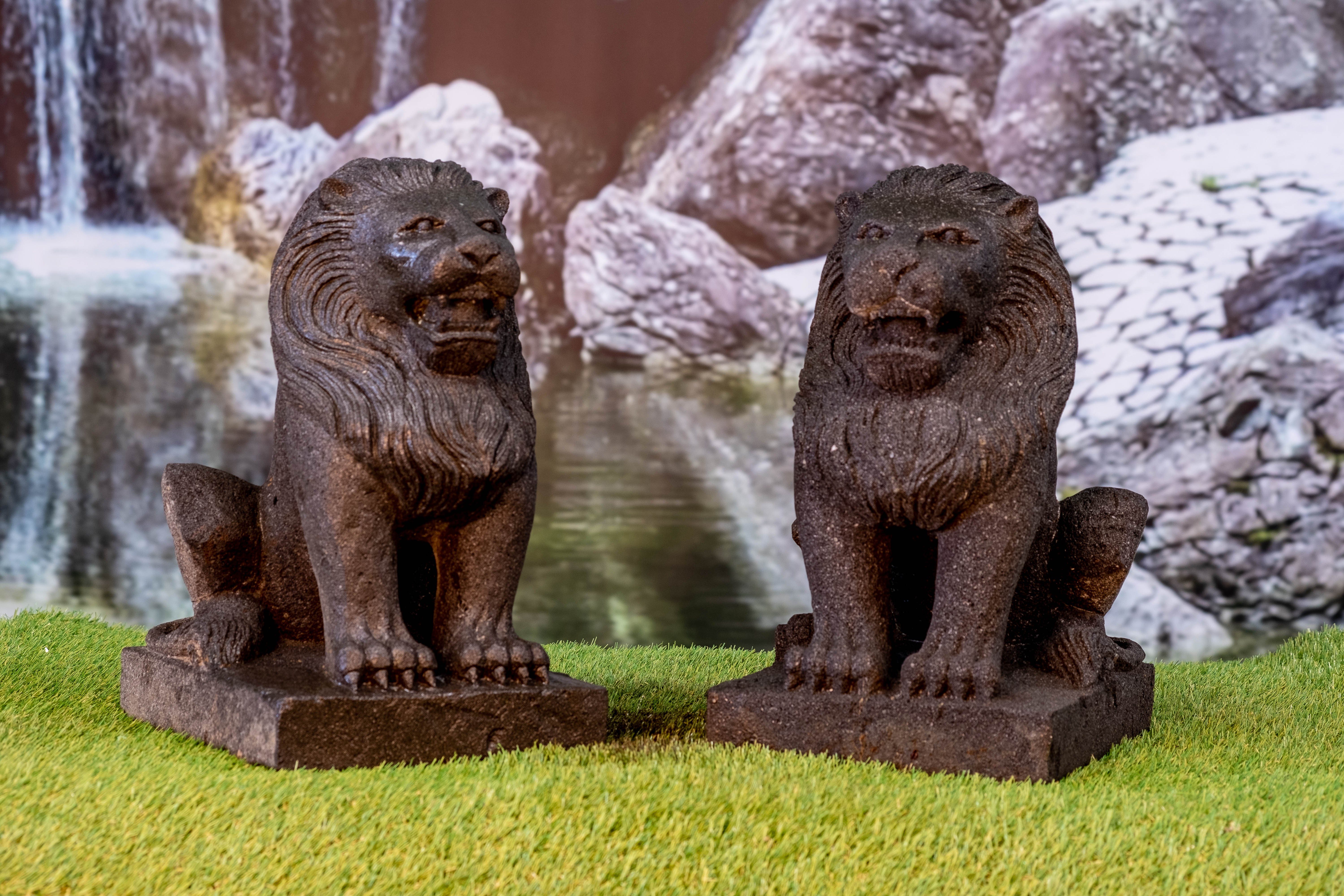 IDYL Gartenfigur IDYL Lavastein Figur Java Löwen Set = 2 Stück, Lavastein– ein Naturprodukt – sehr robust – witterungsbeständig gegen Frost, Regen und UV-Strahlung. | Figuren