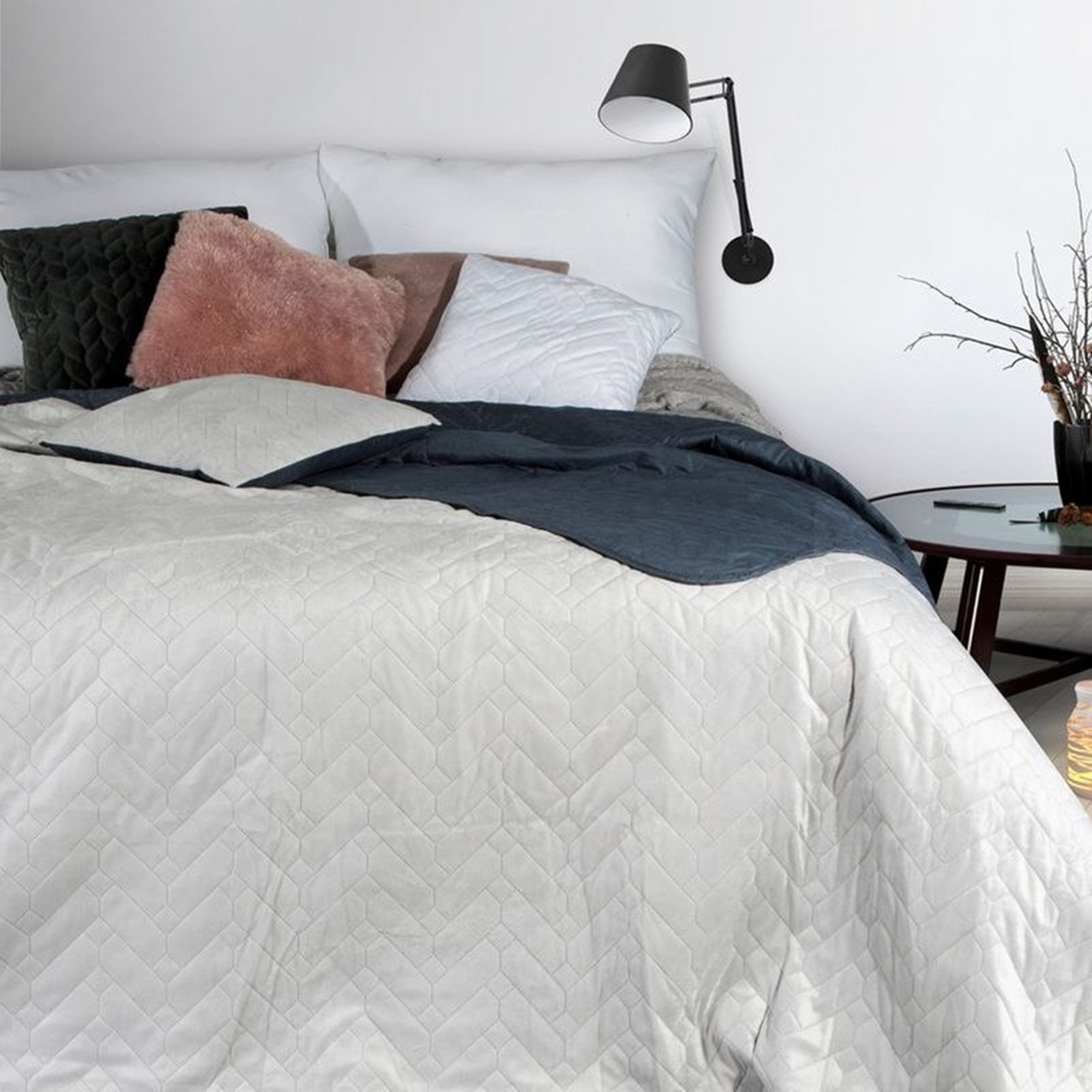 Design91 Tagesdecke LUIZ silber stahl Zweiseitige günstig online kaufen