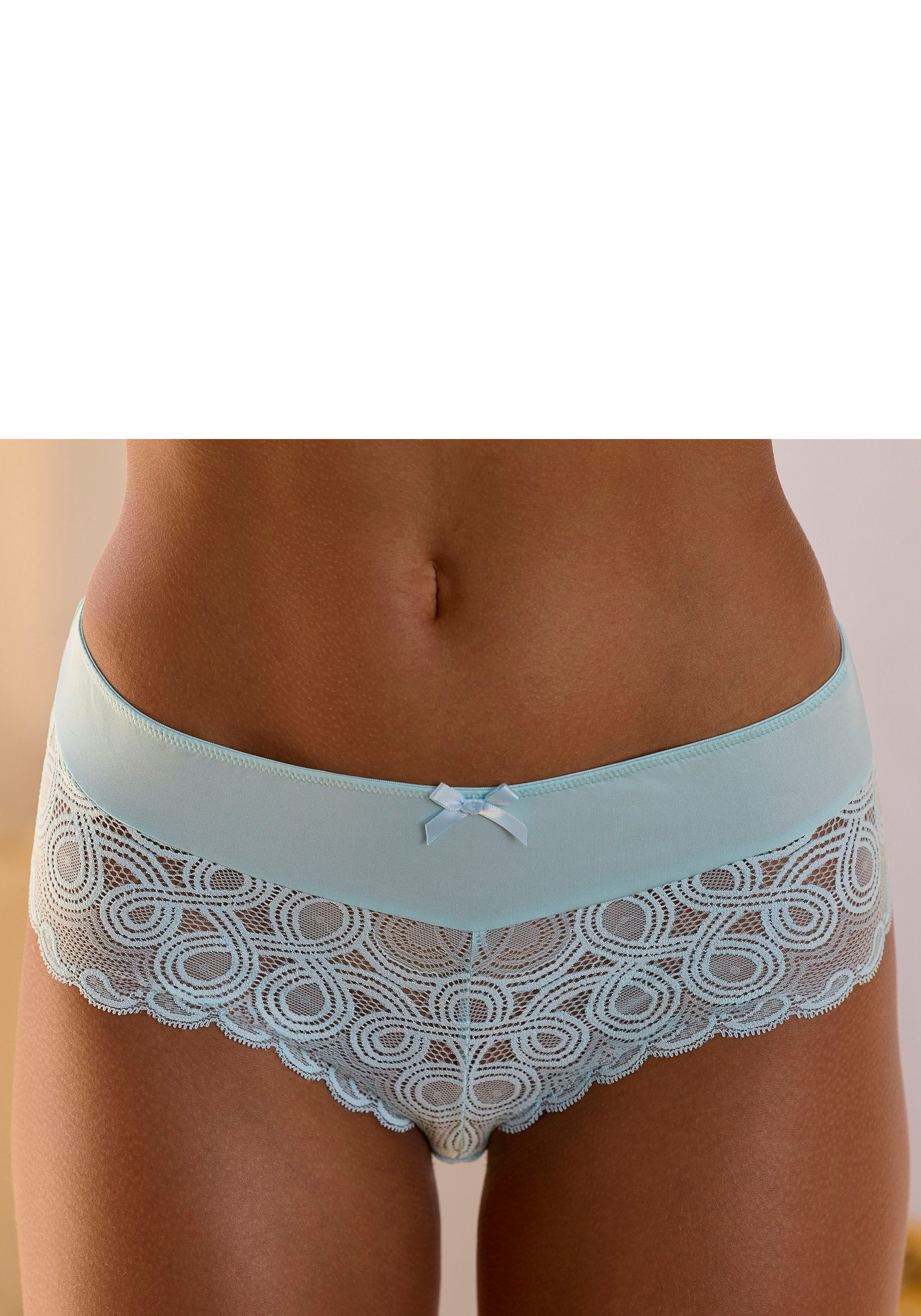 LASCANA Stringpanty mit extravaganter Spitze und Zierschleife