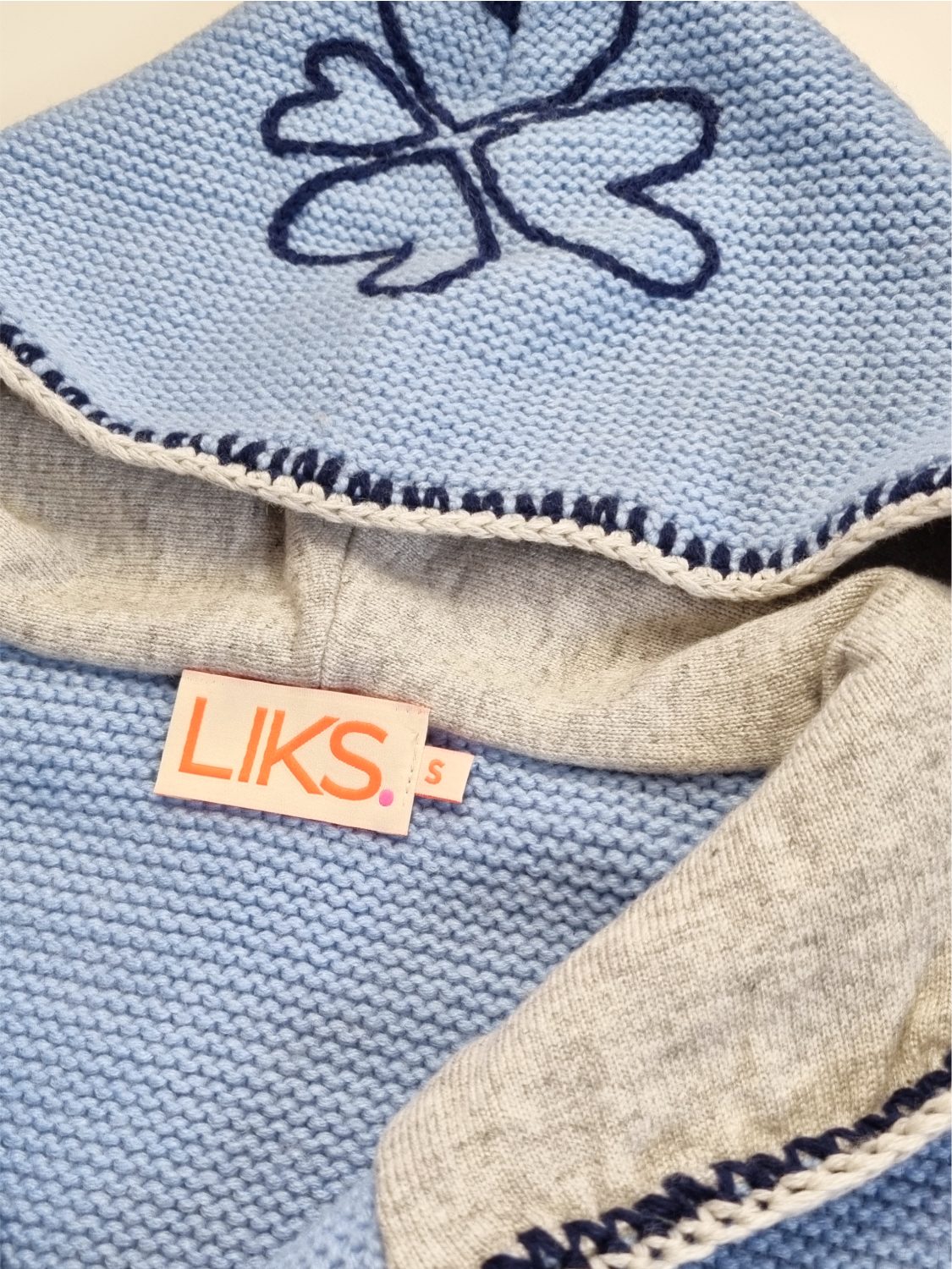 LIKS. Munich Trachtenstrickjacke TeresaC mit Kapuze, Knopfleiste & Herzblumenstickerei – Bild 5 von 5