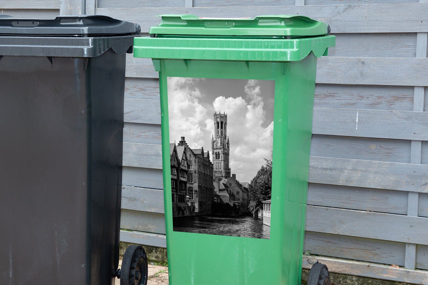 (1 Brügge - - St), Turm Sticker, Abfalbehälter Mülltonne, MuchoWow Weiß Mülleimer-aufkleber, Wandsticker Schwarz Container, -