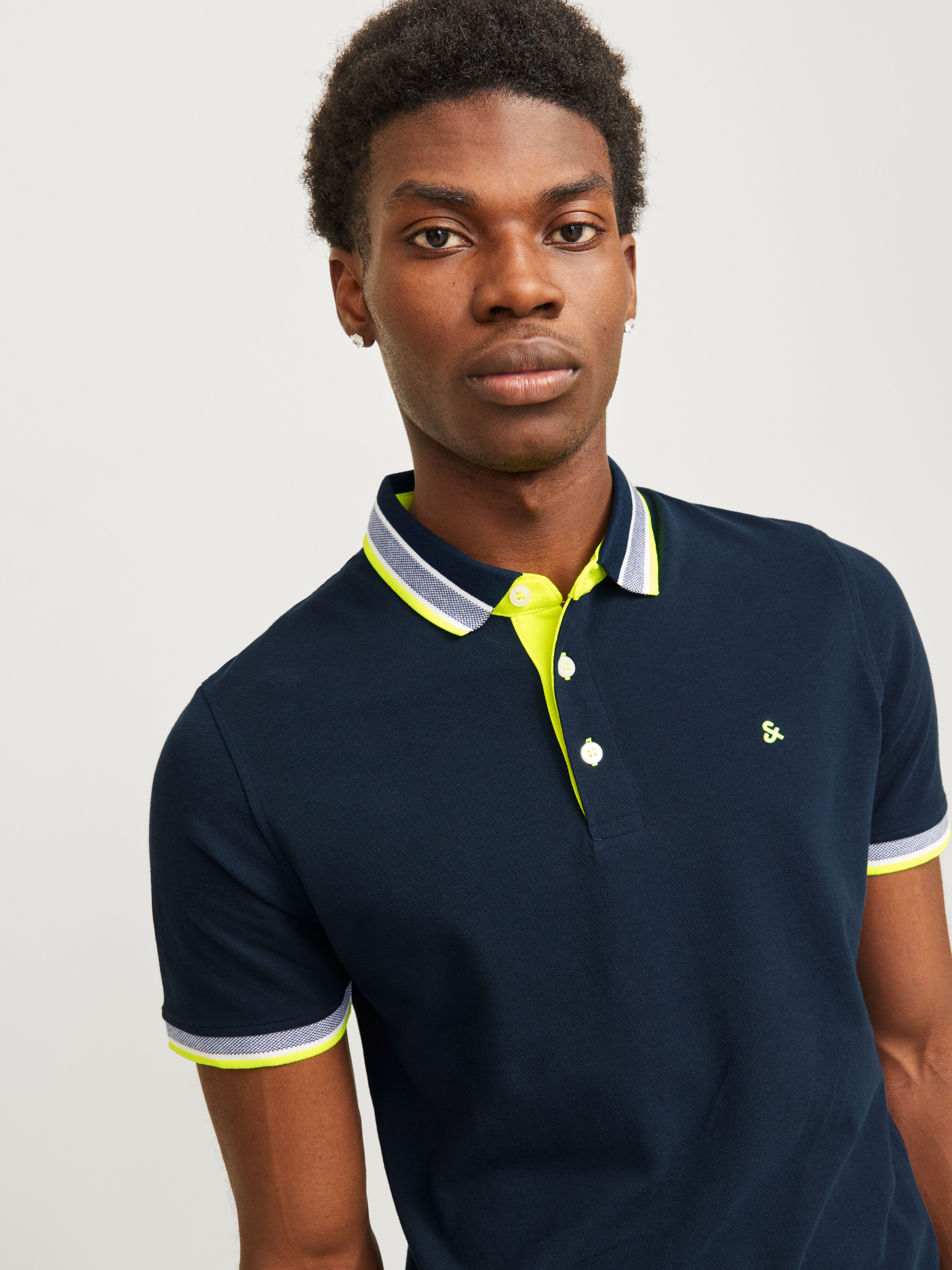 Jack & Jones Poloshirt JJEPAULOS Poloshirt mit klassischem Kragen und figurbetonter Form Logostickerei, modisch, schmal, Baumwolle, Polokragen