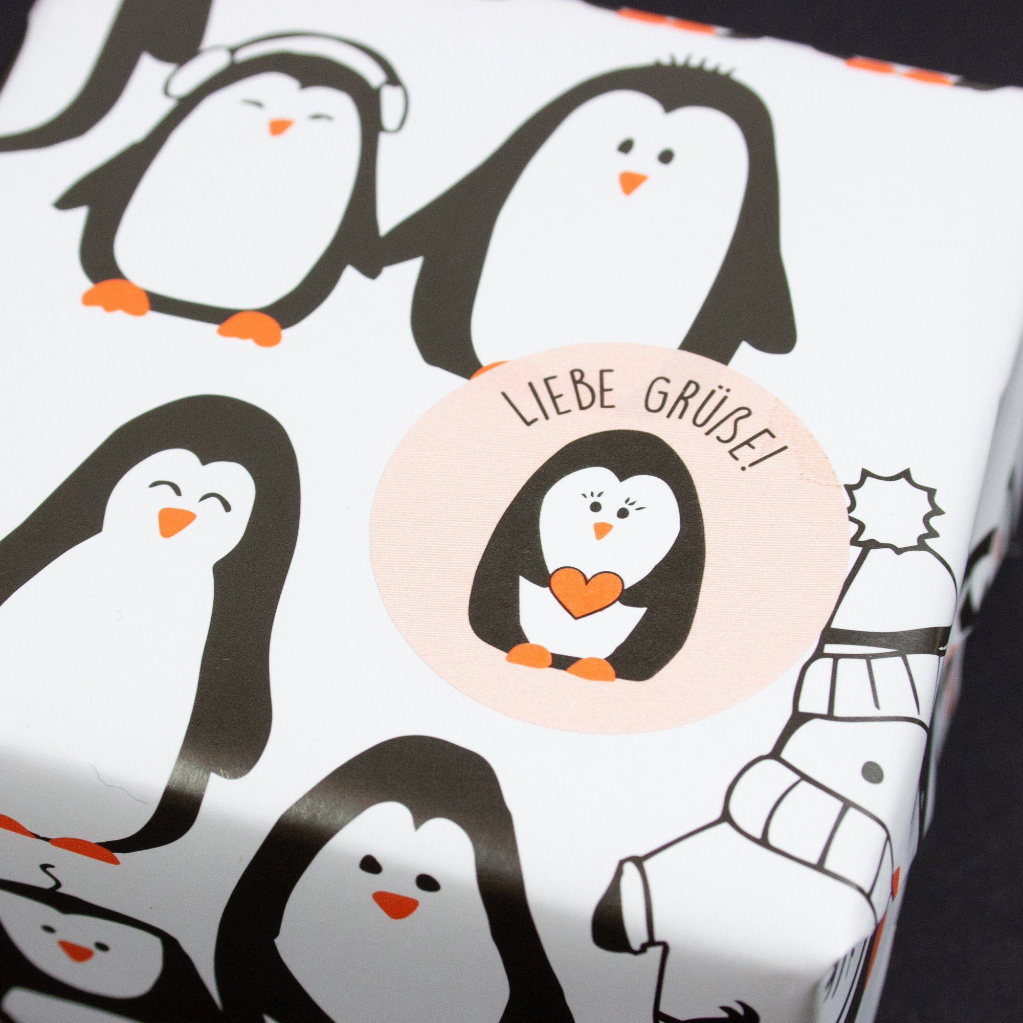 Bow & Hummingbird Geschenkpapier 100% Pinguinparade, Recyclingpapier Geschenkpapier