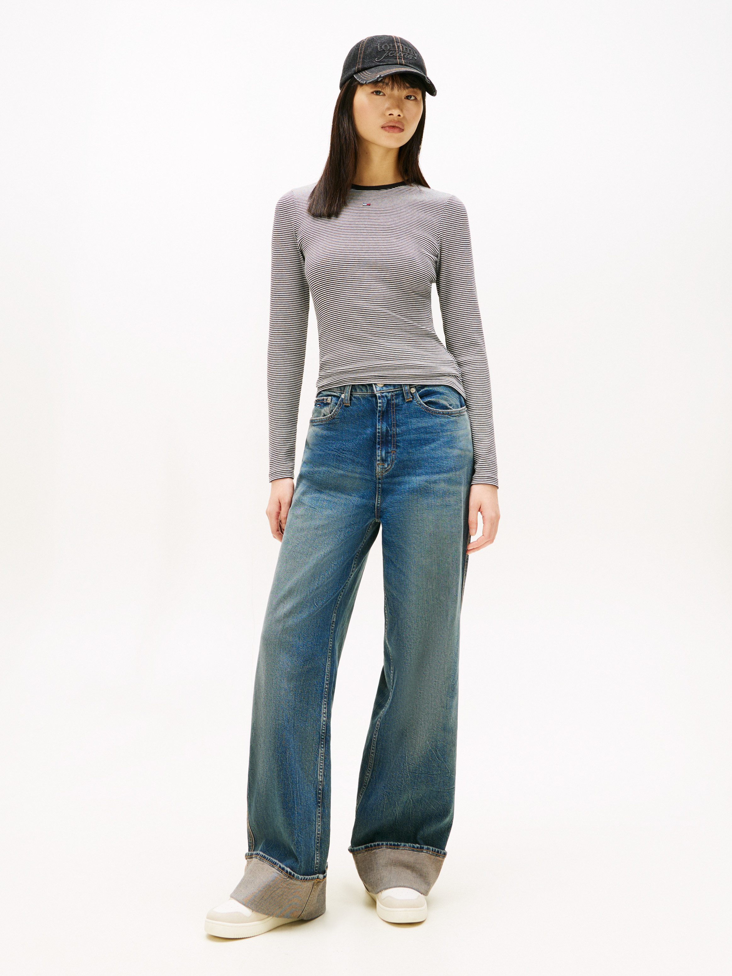 Tommy Jeans Langarmshirt TJW SLIM ESSENTIAL RIB LS mit Logostickerei