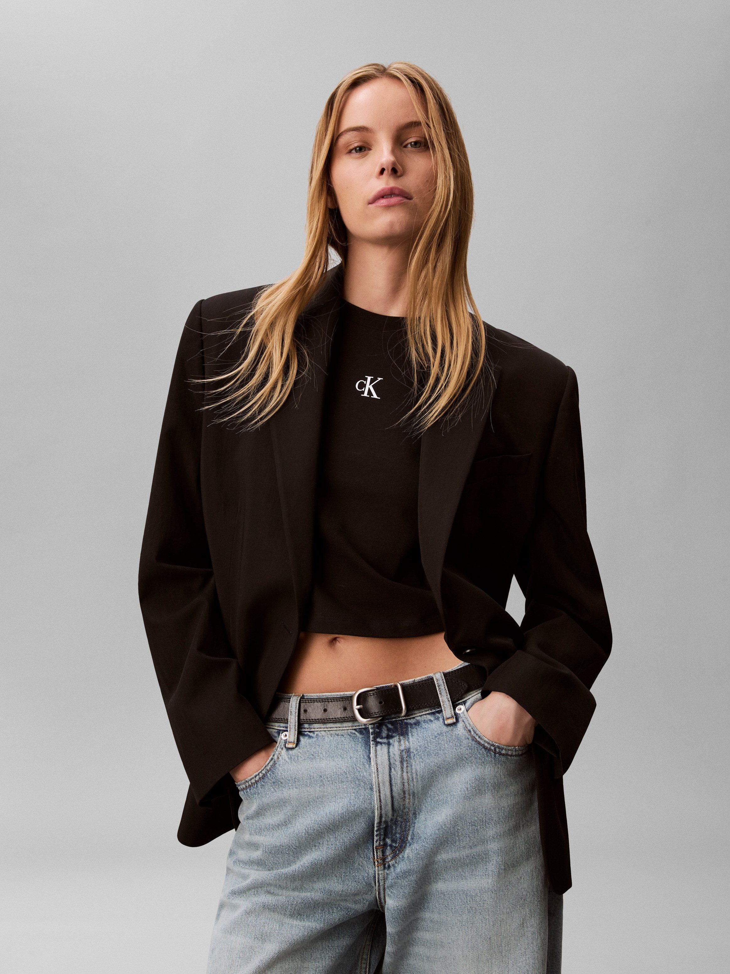 Calvin Klein Jeans T-Shirt LOGO CROPPED TEE Boxy fit mit Rundhalsausschnitt, mit Logoschriftzug – Bild 3 von 5
