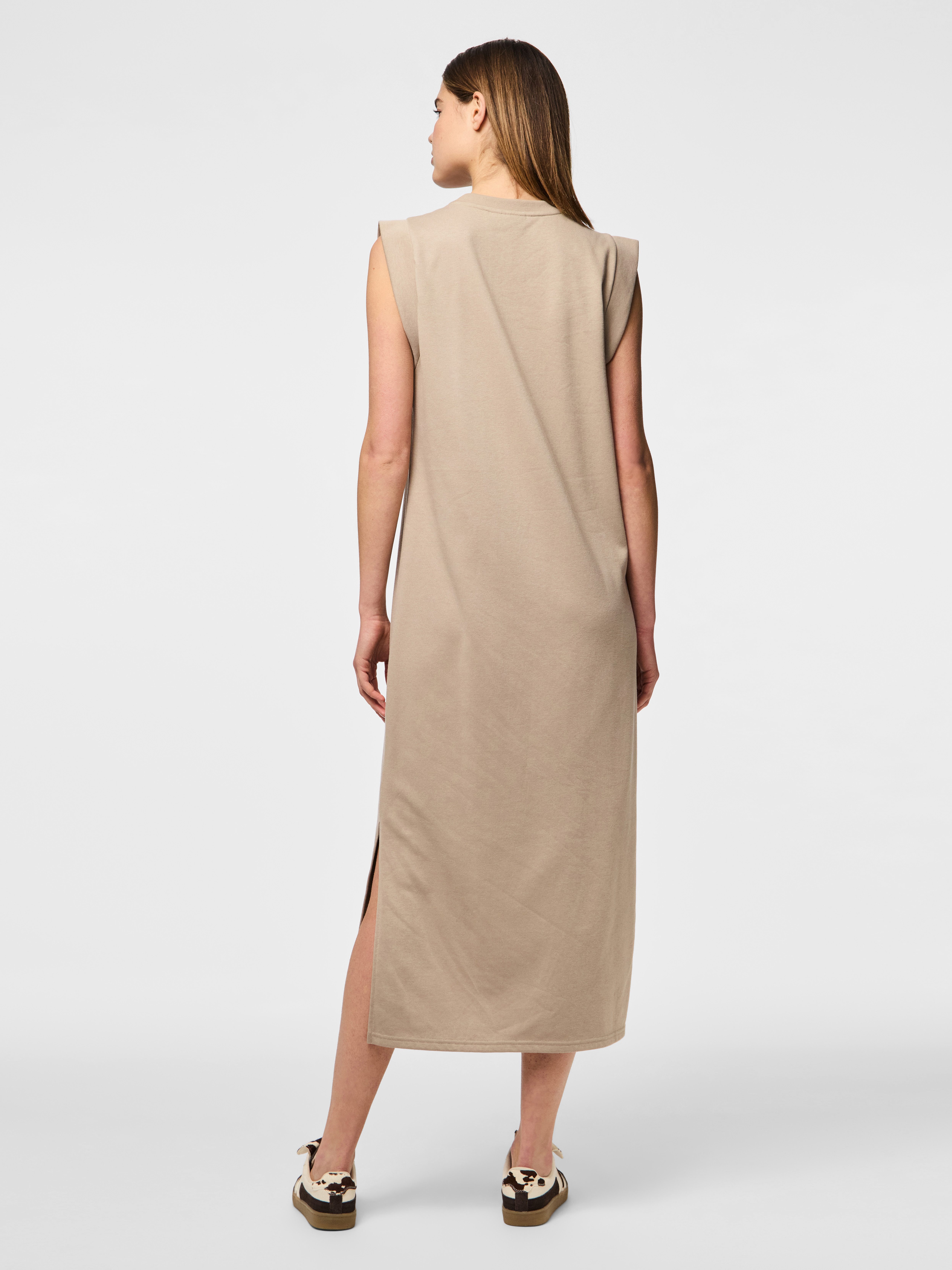 pieces Maxikleid PCCHILLI SUMMER SL ANK DRESS UB NOOS BC mit seitlichen Schlitzen