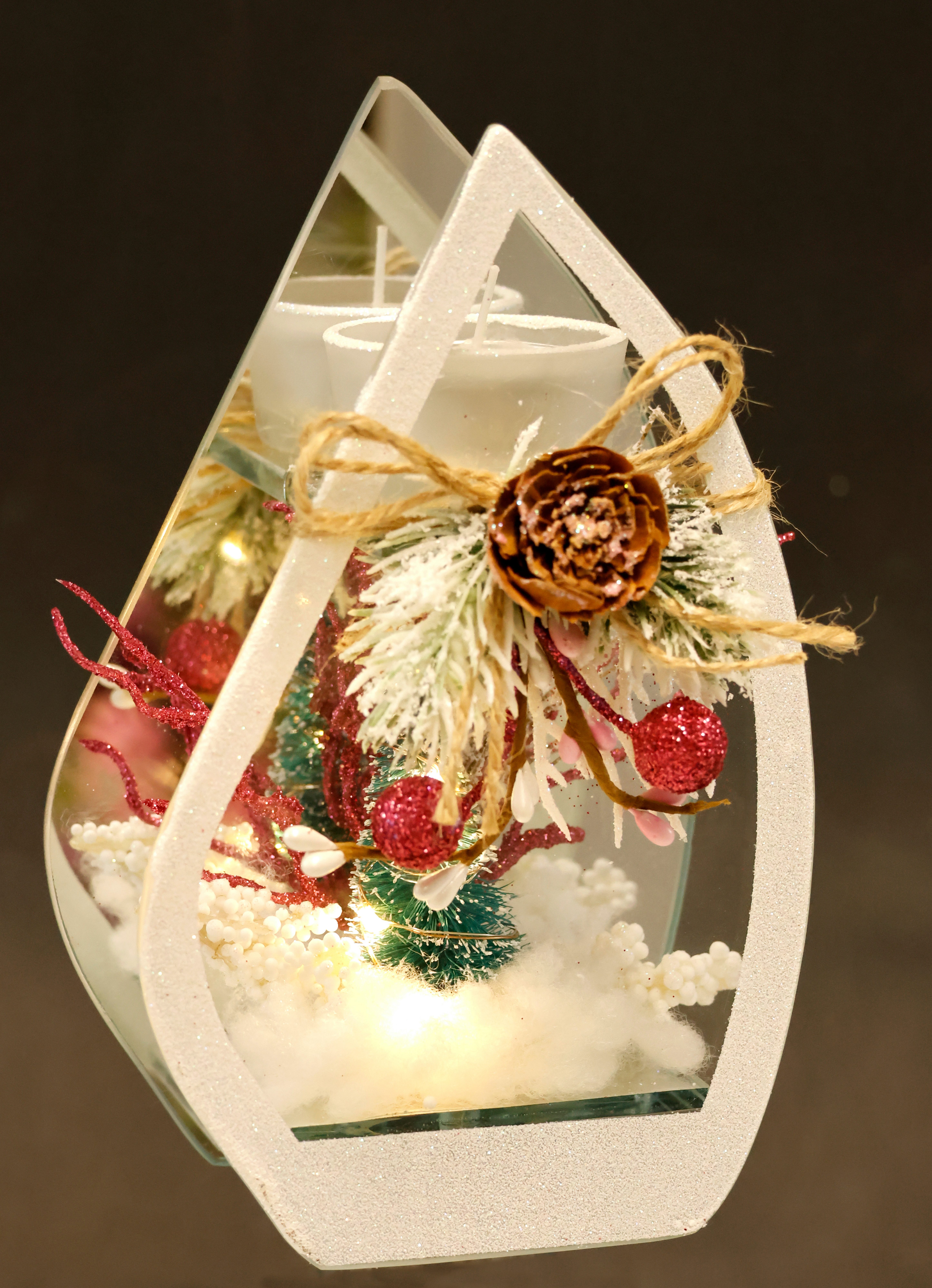 I.GE.A. Teelichthalter Deko-Objekt mit LED Licht und Teelichtkerze (1 St), Tanne Zapfen Beeren Kerzenhalter Weihnachtsdeko Dekoobjekt