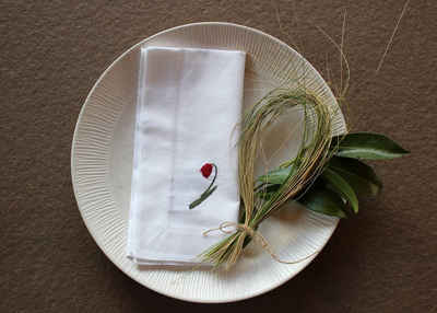 Indradanush Stoffserviette Baumwolle Stoffservietten 4er Set 40x40 cm bestickt Tulpe weiß, (Set, 4 Stück Stoffservietten), von Hand bestickt, nachhaltig