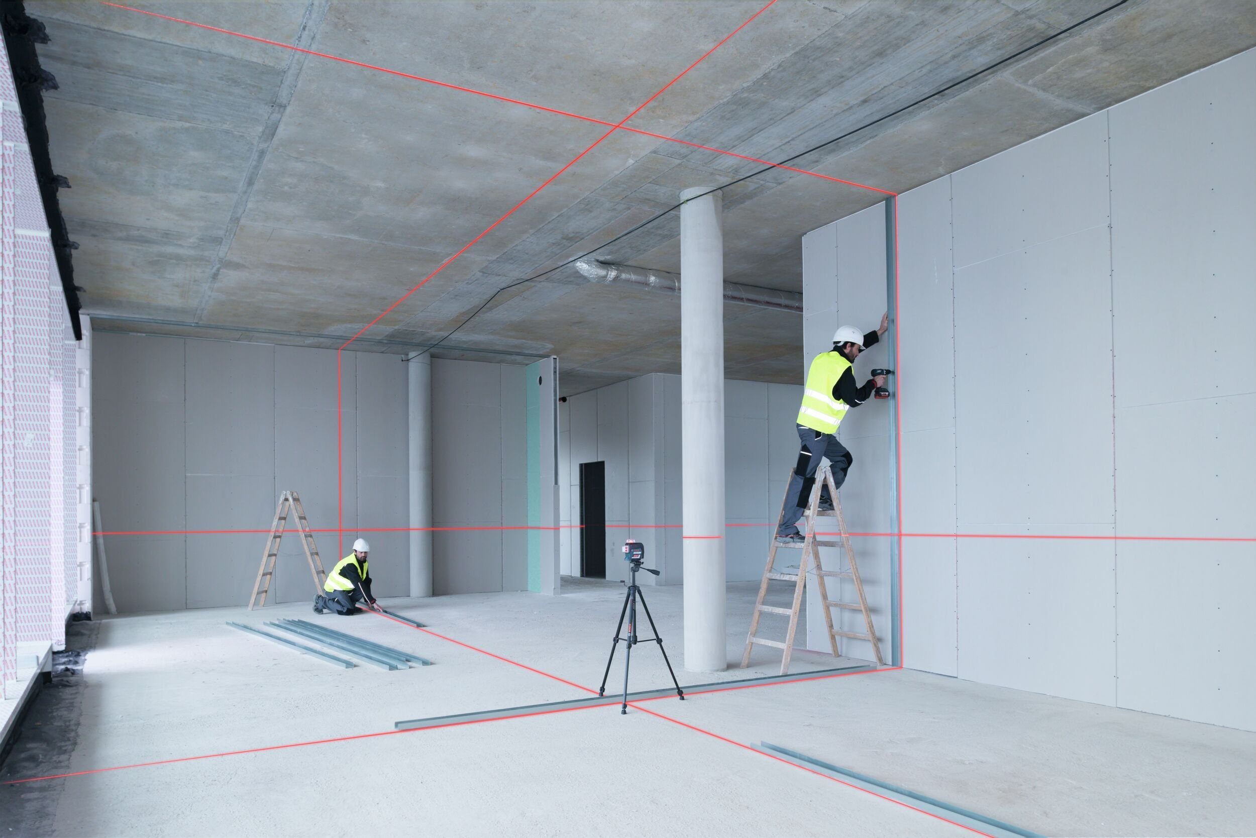 Bosch Professional Punkt- und Linienlaser GLL 3-80 C, Mit 4 x 1,5 V-LR6-Batterie, Baustativ BT 150 & Schutztasche