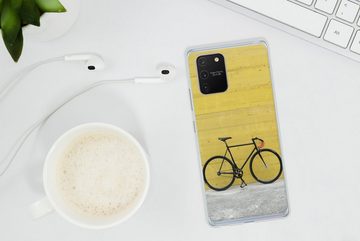 MuchoWow Handyhülle Ein Rennrad vor einem industriellen Hintergrund, Phone Case, Handyhülle Samsung Galaxy S10 Lite, Silikon, Schutzhülle