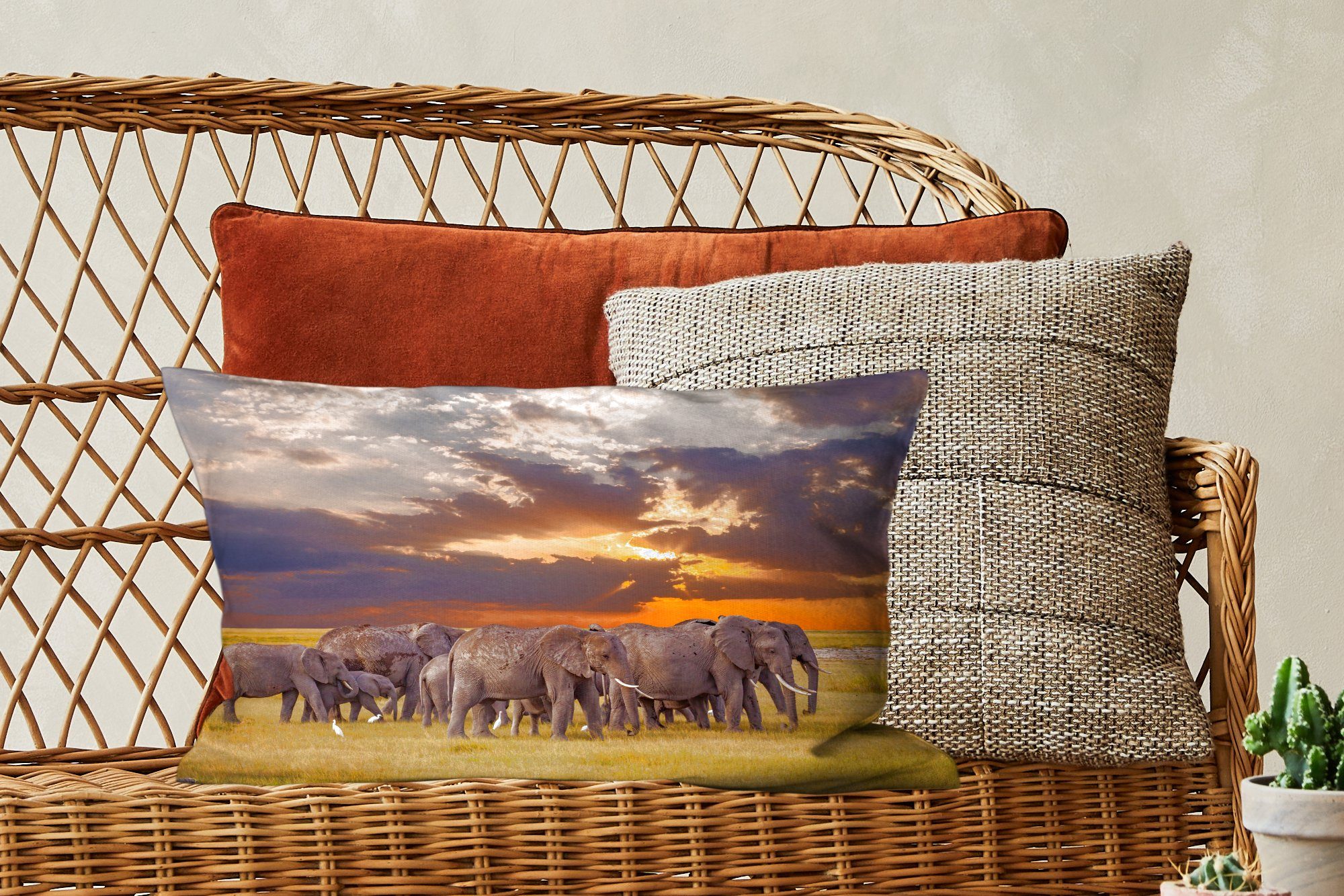 MuchoWow Dekokissen Elefant - Tiere Dekoration, Dekokissen - - Füllung, - Natur, Wohzimmer Schlafzimmer Sonnenuntergang mit Gras Zierkissen