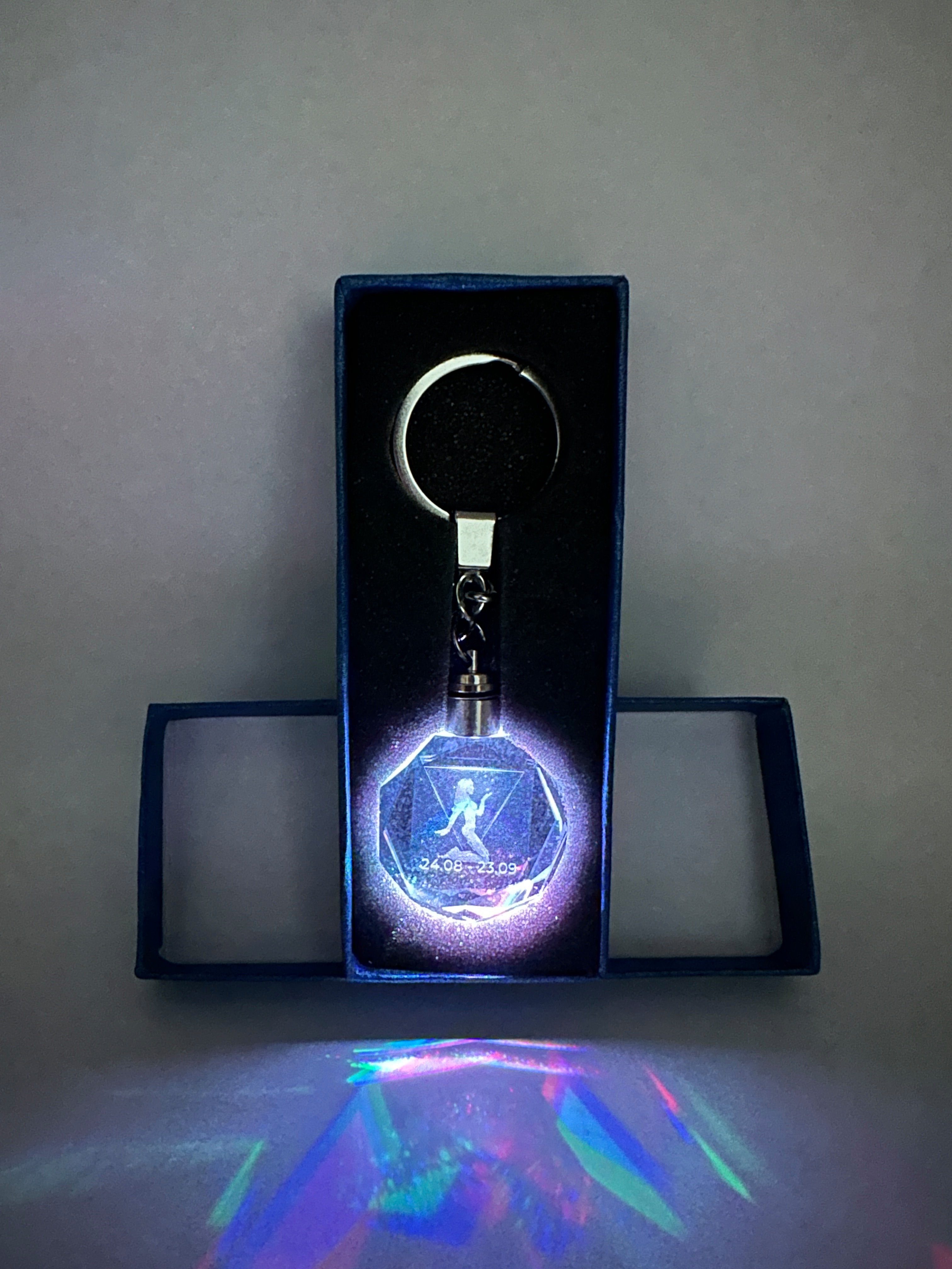 Stelby Schlüsselanhänger mit Gravur Schlüsselanhänger LED Sternzeichen aus Glas mit Farbwechsel (inkl. Geschenkbox), Farbwechsel, transparent, modernes Design
