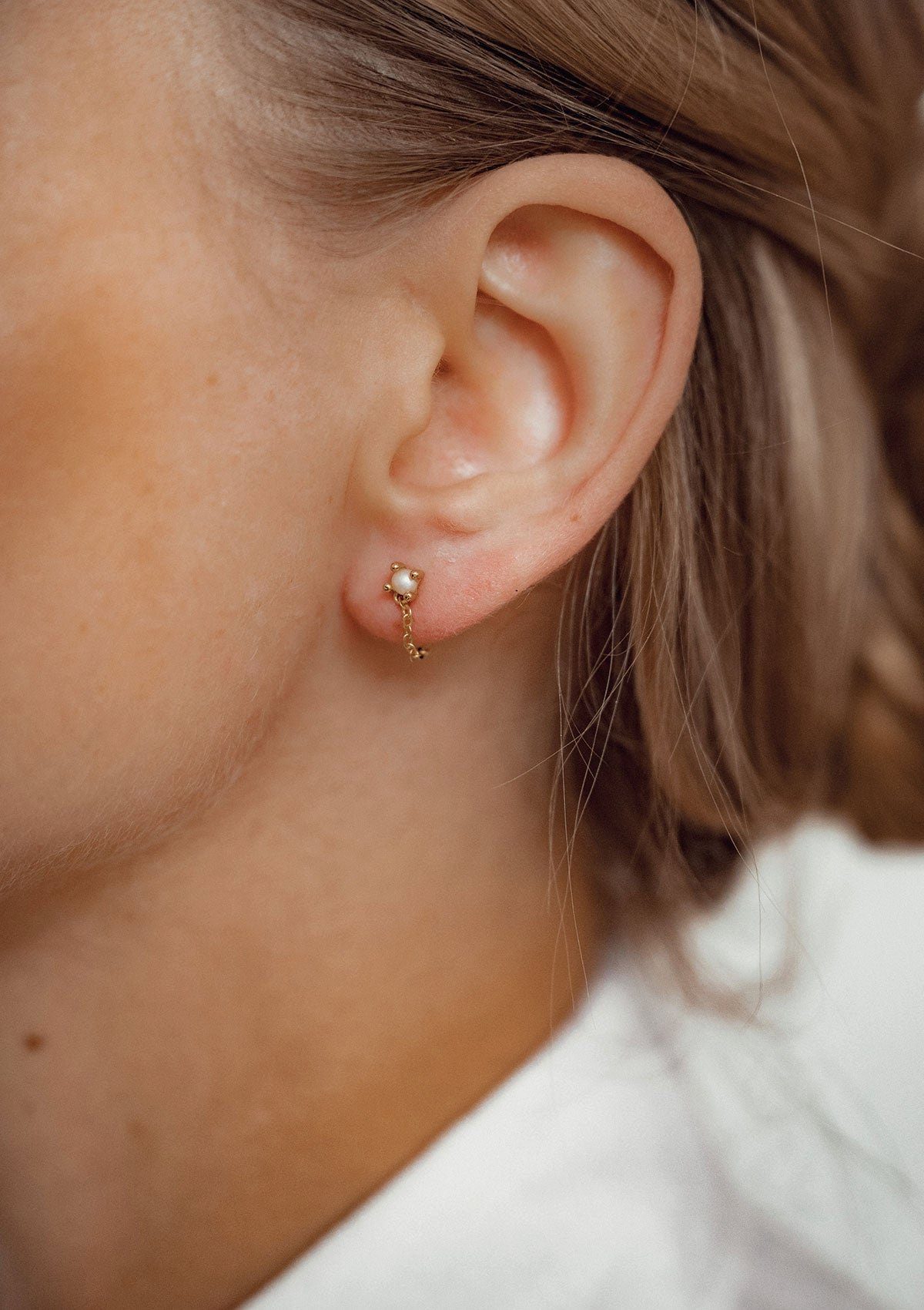 Hey Happiness Perlenohrringe Tropfen Ohrstecker mit Kettchen, Dangle Ohrringe aus 925er Sterling Silber, Hochzeitschmuck