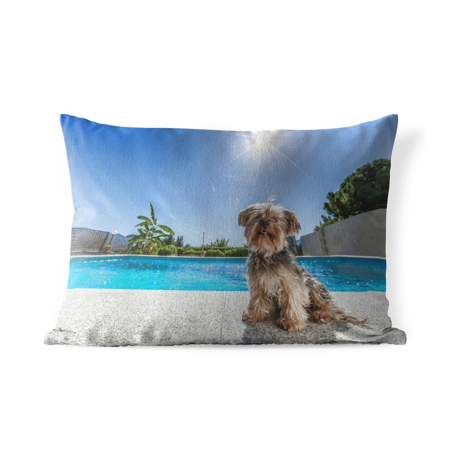 MuchoWow Dekokissen Yorkshire Terrier an einem Pool an einem sonnigen Tag, Outdoor-Dekorationskissen, Polyester, Dekokissenbezug, Kissenhülle