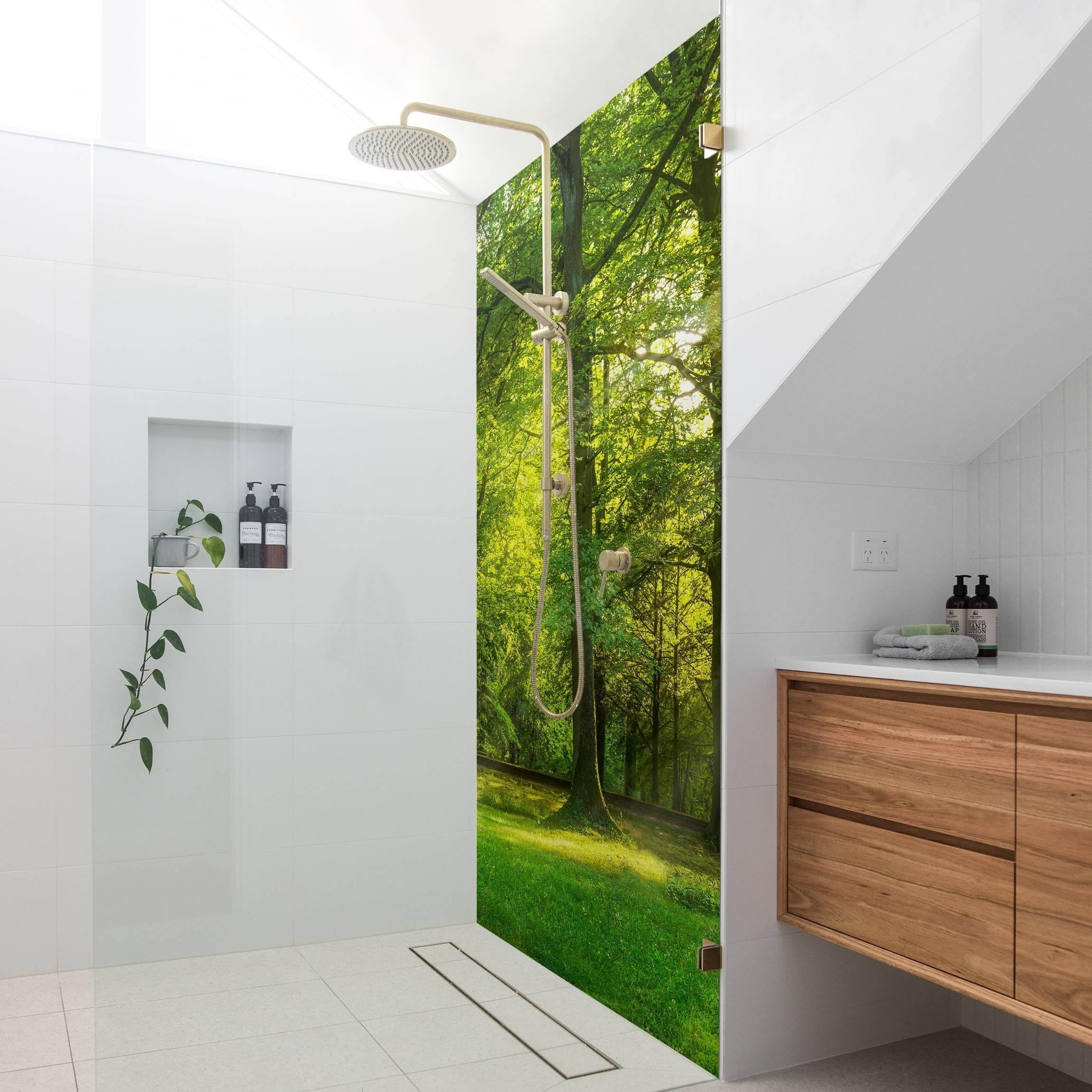 Bilderdepot24 Duschrückwand Fliesen Wald grün Duschrückwand ohne Bohren Dusche Natur, (1-tlg., 0,61 mm starke Folie selbstklebend Wandpaneele Dusche versch. Größen), fugenlose & wasserfeste Motiv Rückwand Wandverkleidung für Duschkabine
