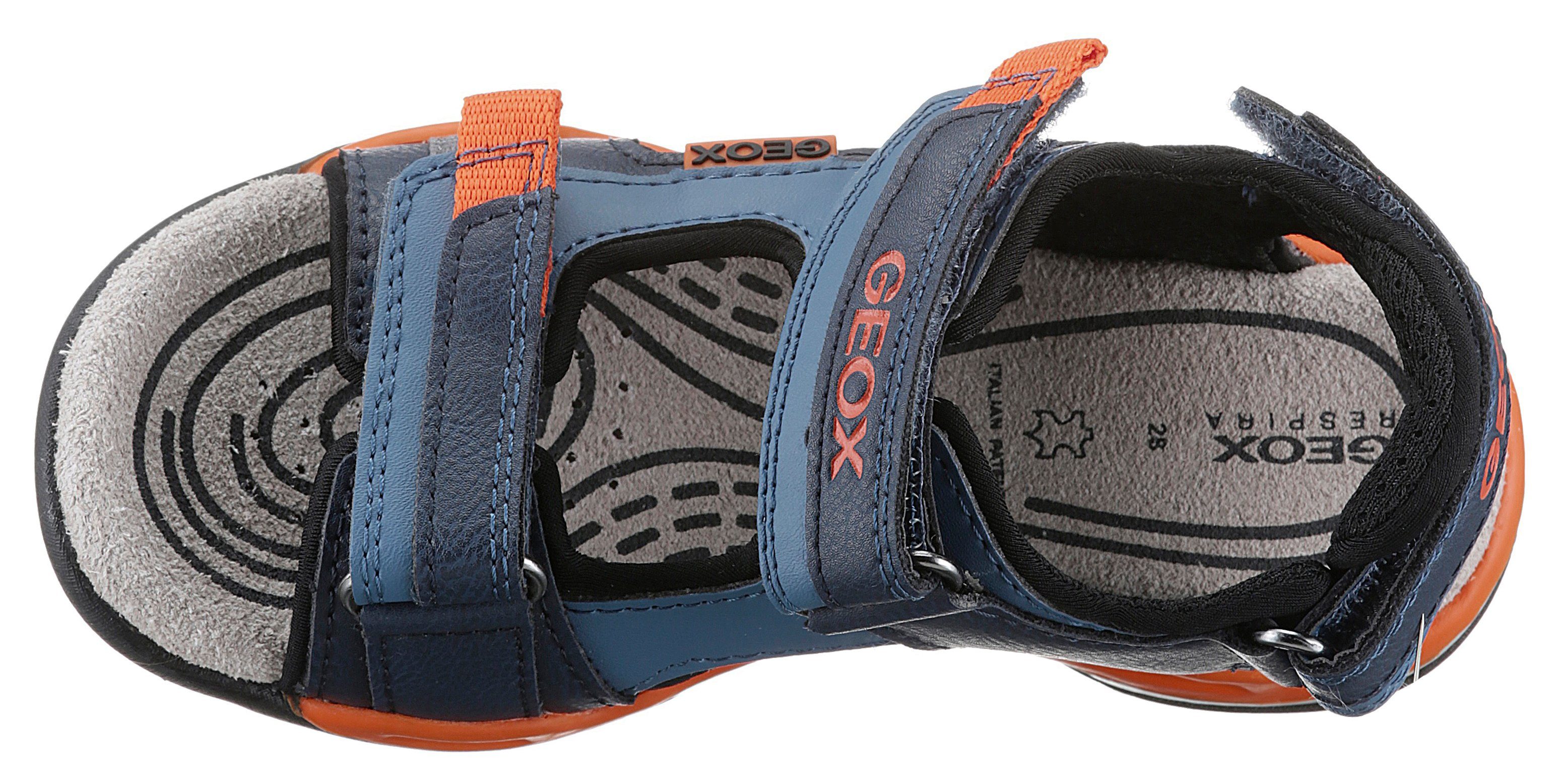 Geox J Blau BOREALIS BOY zusätzlichem (DK AVIO/ORANGE) Sandale mit Fersenklettverschluss