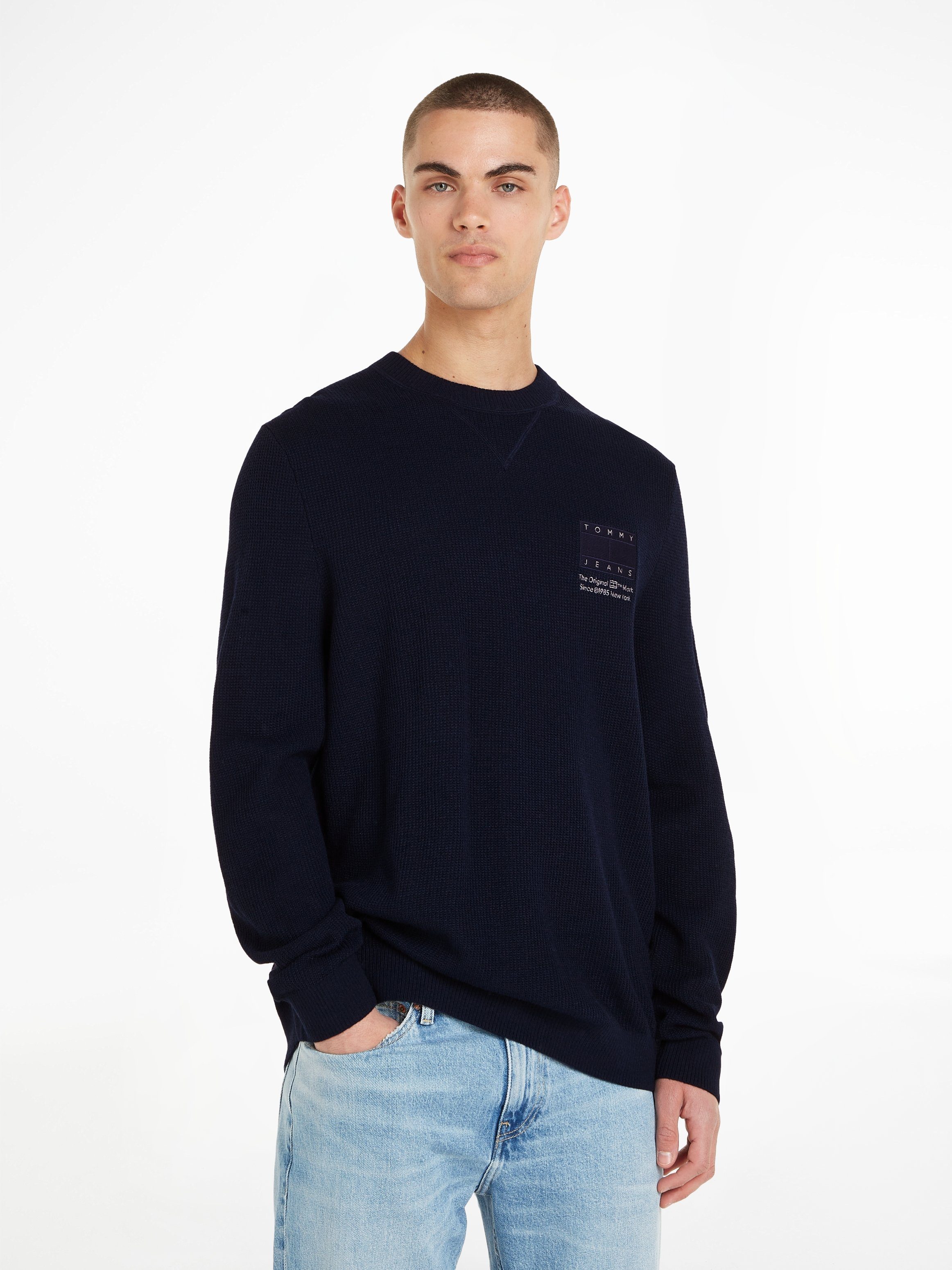 Tommy Jeans Strickpullover TJM REG STRCT TONAL FLAG SWEATER mit Markenlabel auf der Brust
