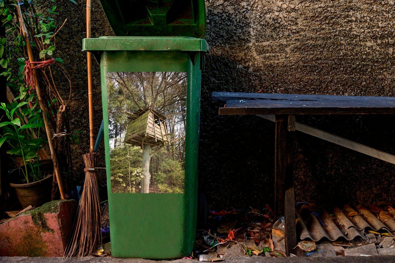 Ein Baumhaus in oben Mülltonne, St), Abfalbehälter einem Container, MuchoWow Mülleimer-aufkleber, Sticker, Wandsticker Baum hoch (1