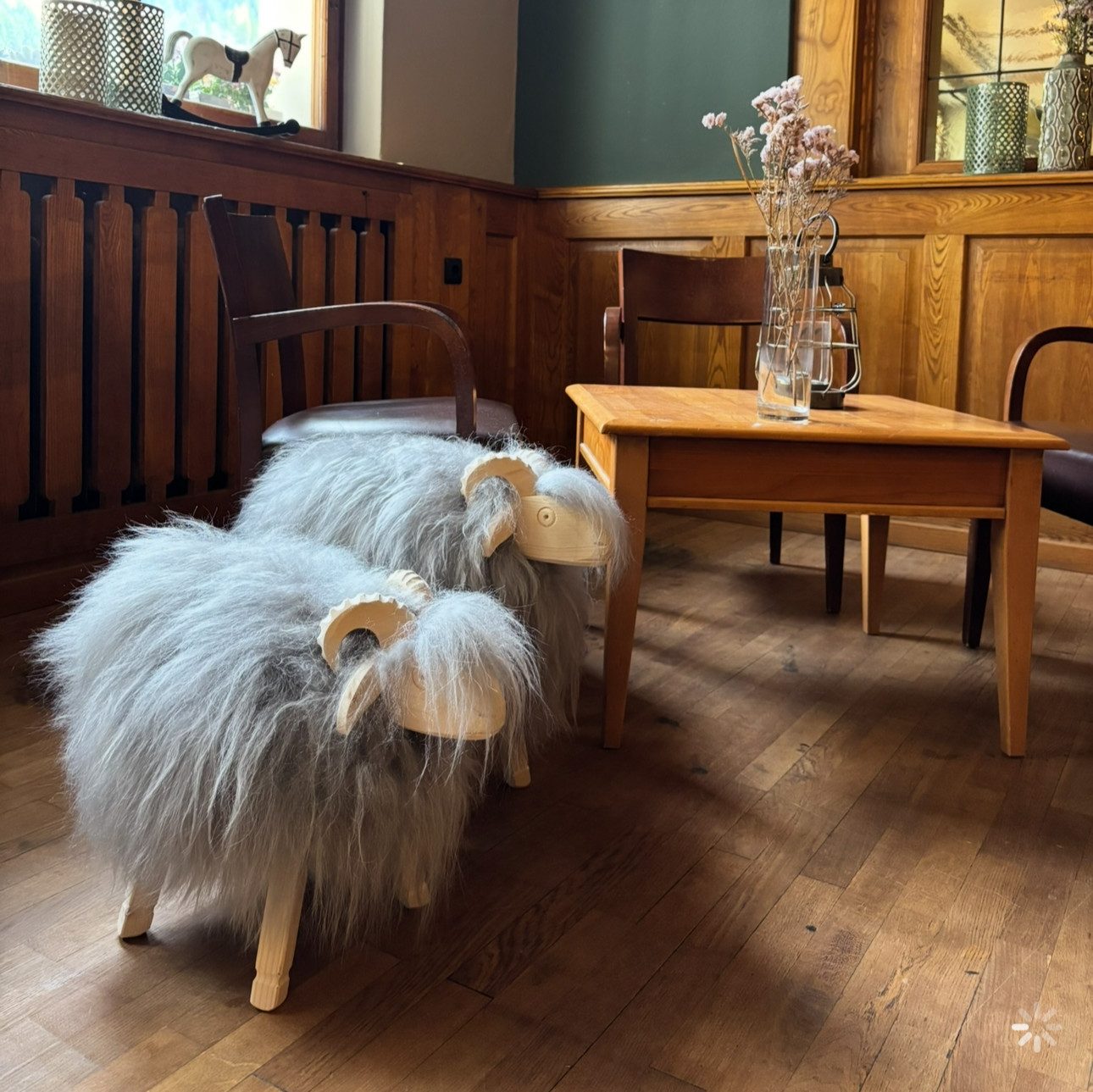 LIRA Deko Sitzhocker Set - Schafhocker Lammfell - Premium Tierhocker - Holz Islandschaffell (Hocker im Set), 100 % echtes Islandfell, geeignet für Chalets & Hütten, handgeschnitzt