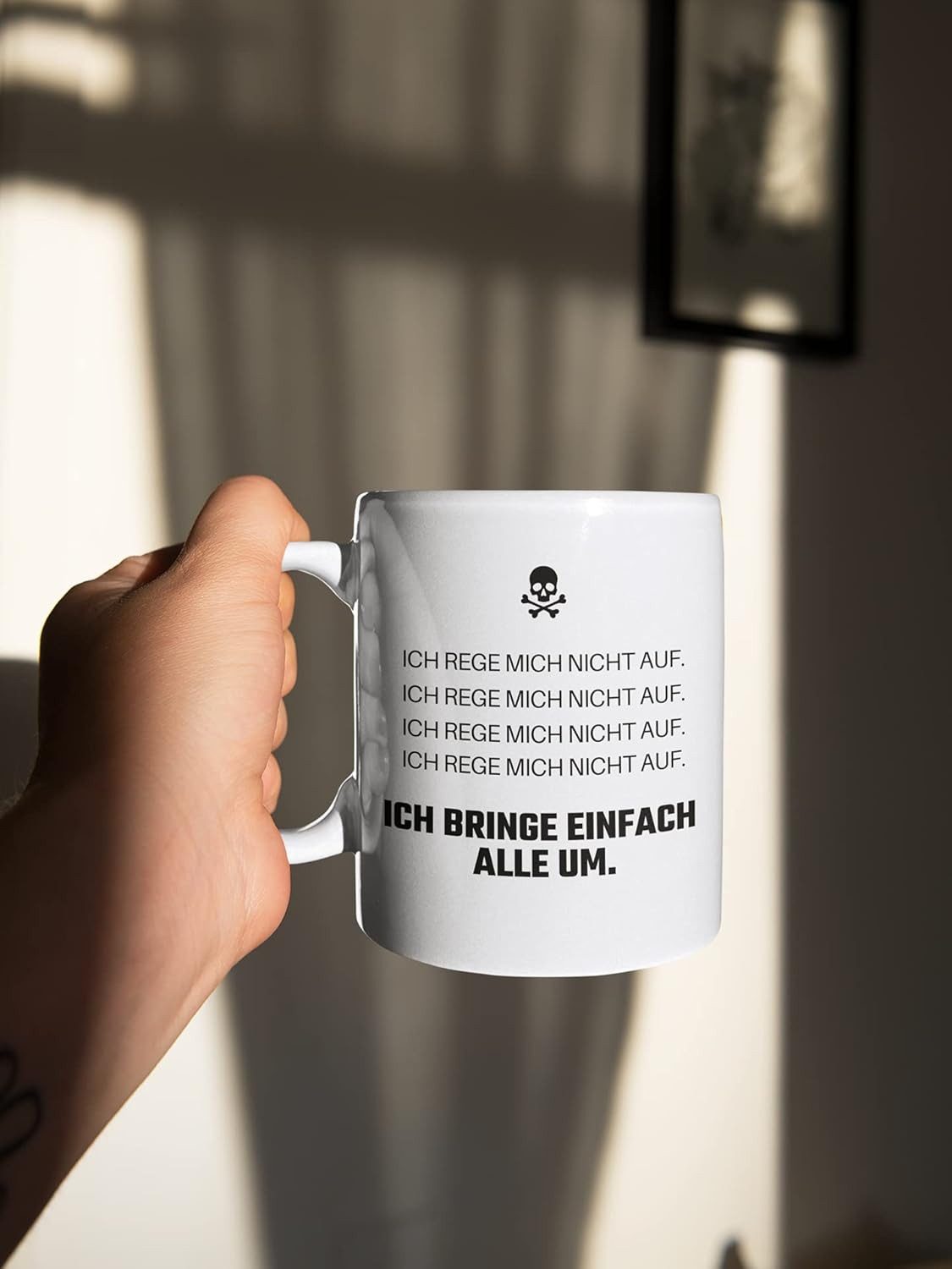 Geschenkehöhle Tasse Hochwertiger Kaffeebecher weiß mit Spruch "Ich rege mich nicht auf", 330 ml Fassungsvermögen ideal für Kaffee, Tee oder andere Heißgetränke