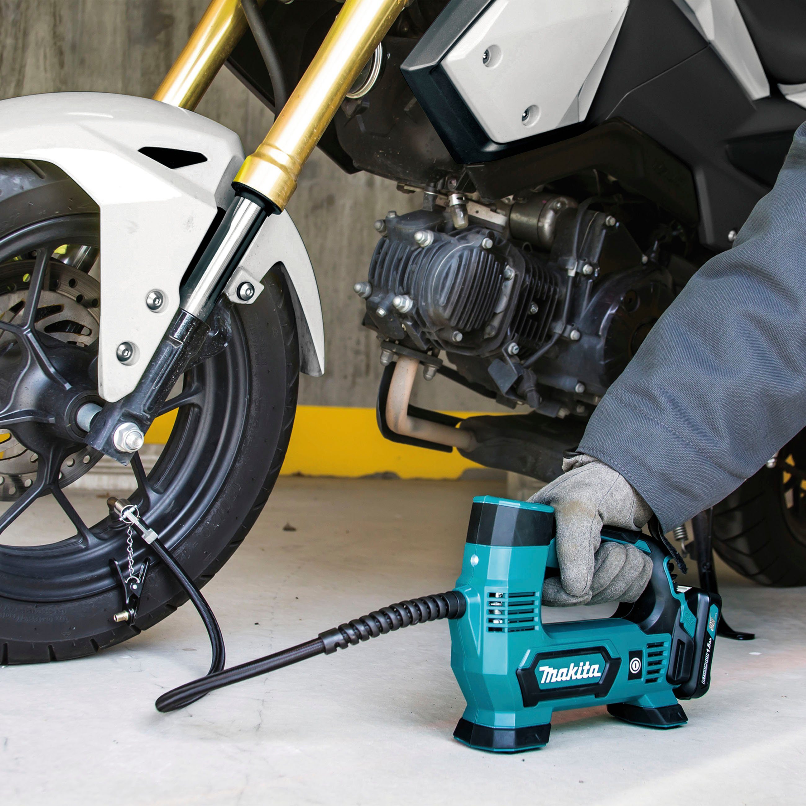 Makita Akku-Handkompressor 12V/14,4V MP100DZ, max. 8,3 günstig online kaufen