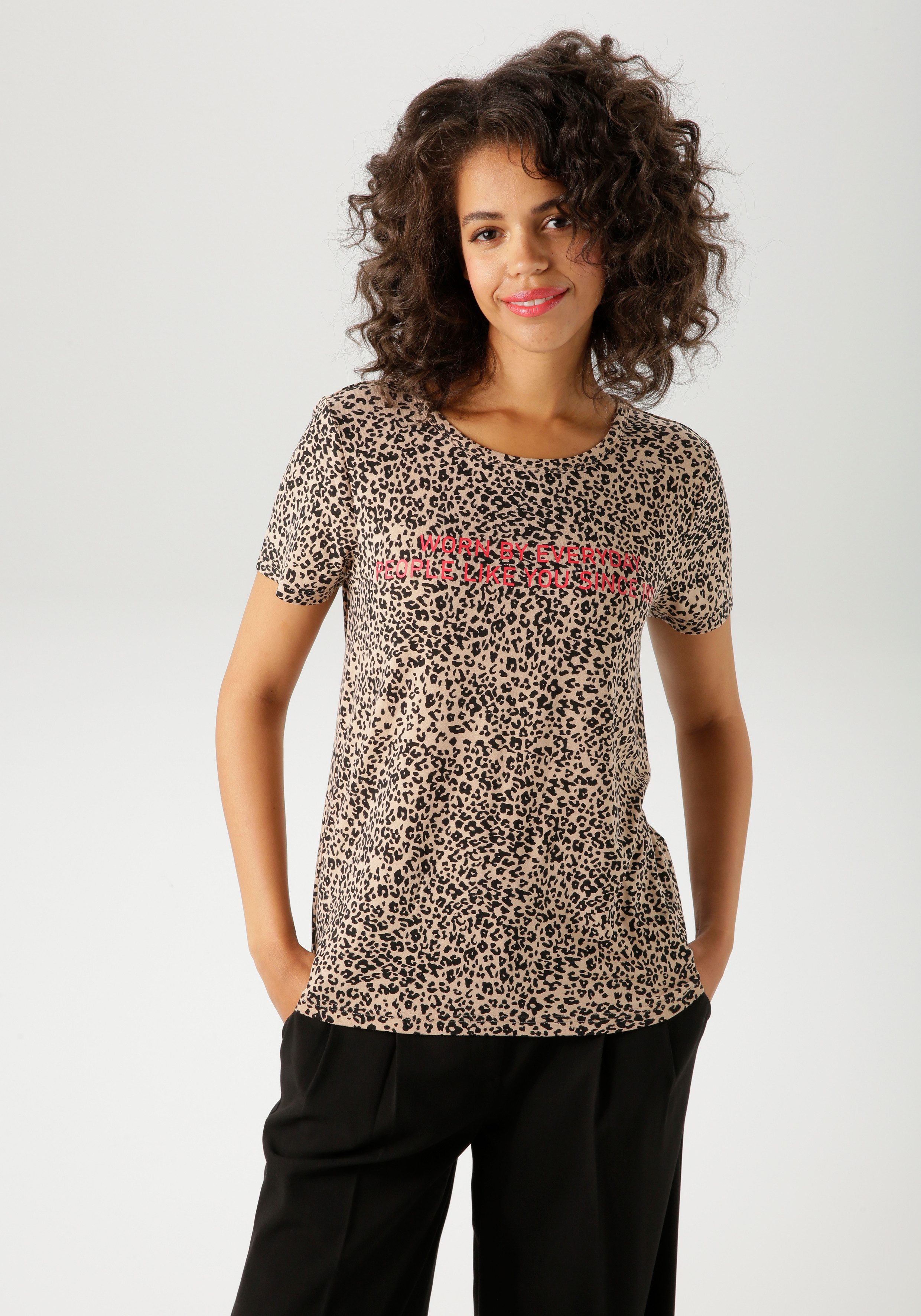 Aniston CASUAL T-Shirt im Leo-Print mit Statement-Schriftzug günstig online kaufen