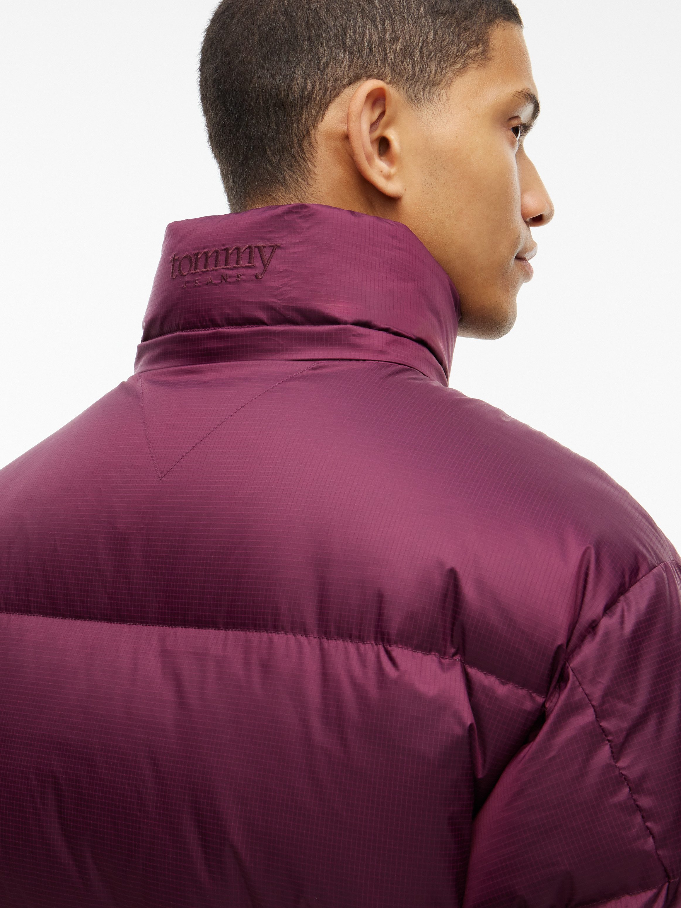 Tommy Jeans Steppjacke ALASKA DOWN PUFFER Daunenjacke Regular fit mit abnehmbarer Kapuze – Bild 4 von 5