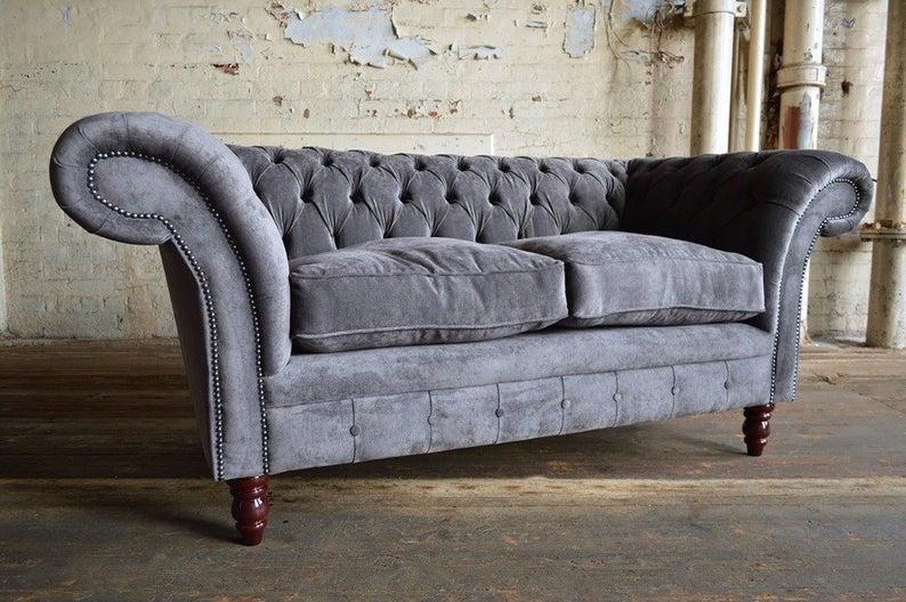 Chesterfield-Sofa Elegante graue Couch mit Chesterfield-Knöpfen und Holzfüßen