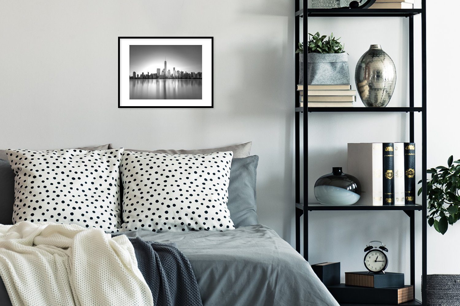 MuchoWow Poster Skyline von New York City am Wasser - schwarz und weiß, (1 St), mit Rahmen, Kunstdruck, Gerahmtes Poster, Schwarzem Bilderrahmen