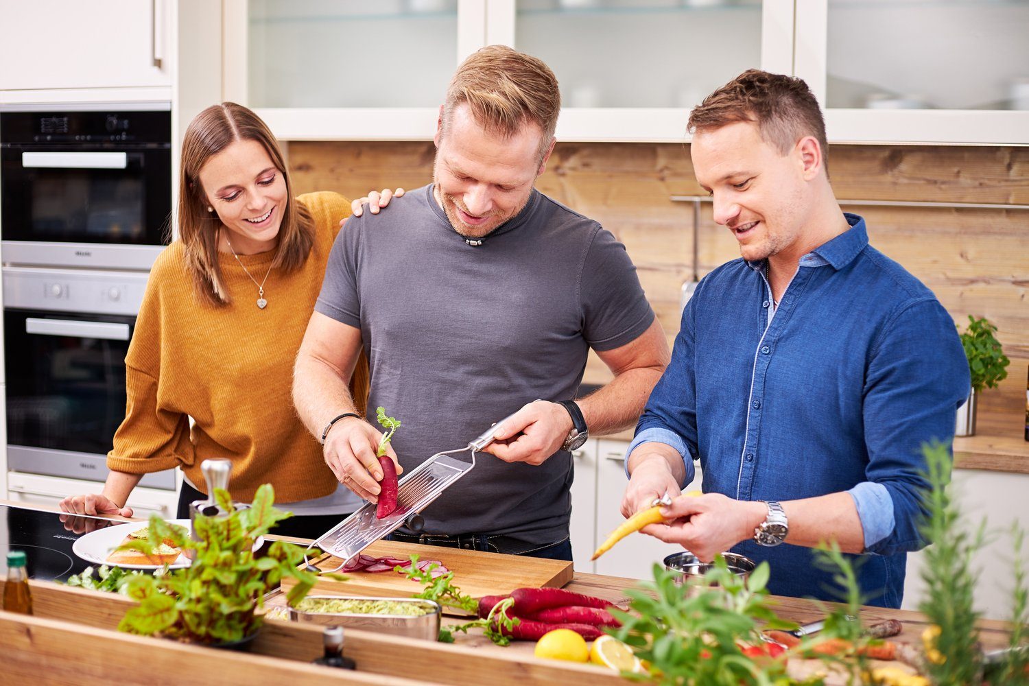 RÖSLE Gemüsehobel, Edelstahl 18/10, (1-St), mit V-Klinge für Gemüse und Obst, 5 Schnittstärken, inkl. Gemüsehalter