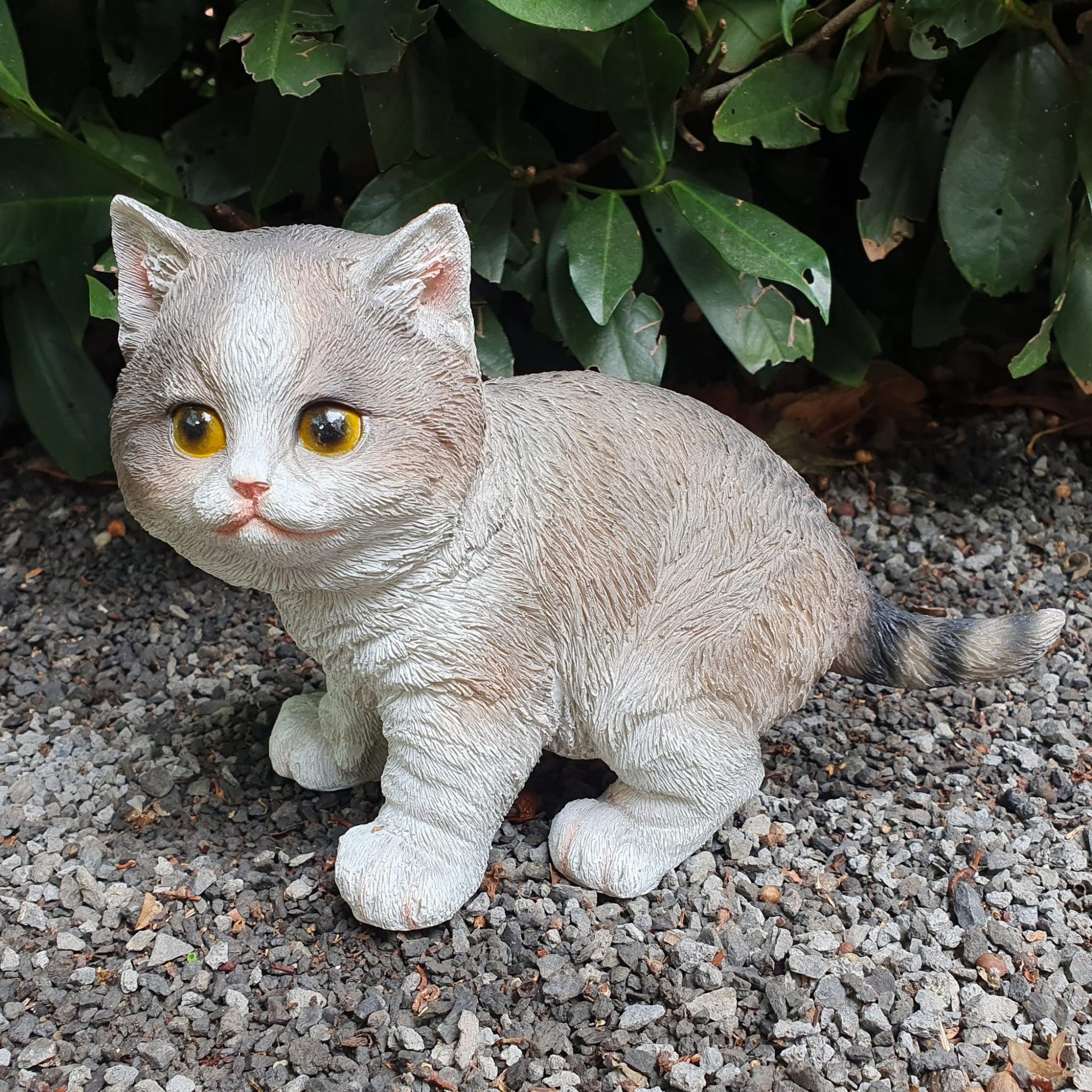 Aspinaworld Gartenfigur Katze Figur Kätzchen stehend grau weiß 15 cm – für Balkon