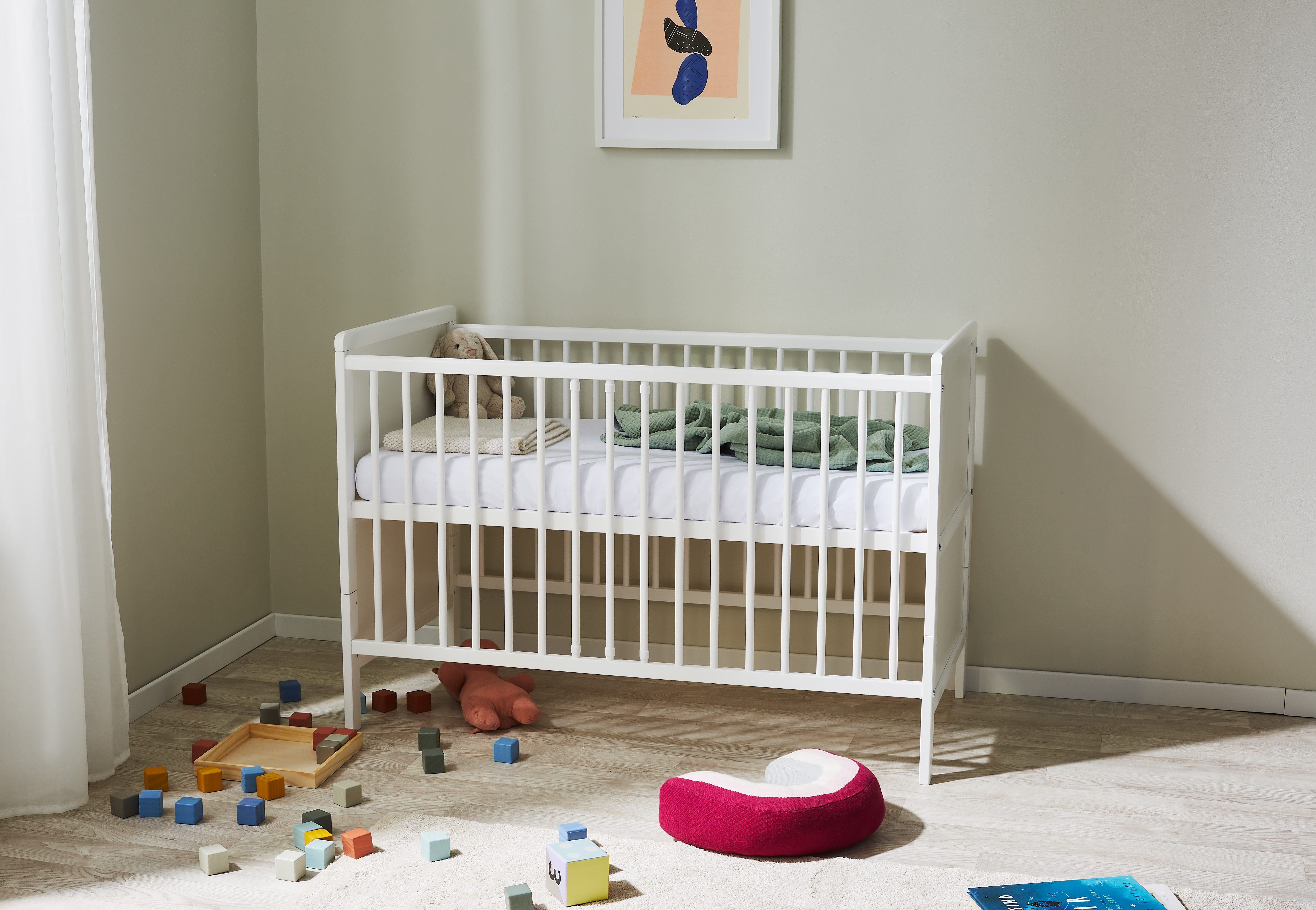 Kids Collective Babybett umbaubar zu Kinderbett 60x120 cm mit Matratze und Lattenrost, Raufallschutz Vollholz 120 x 60, weiss sehr stabil Made in Europe