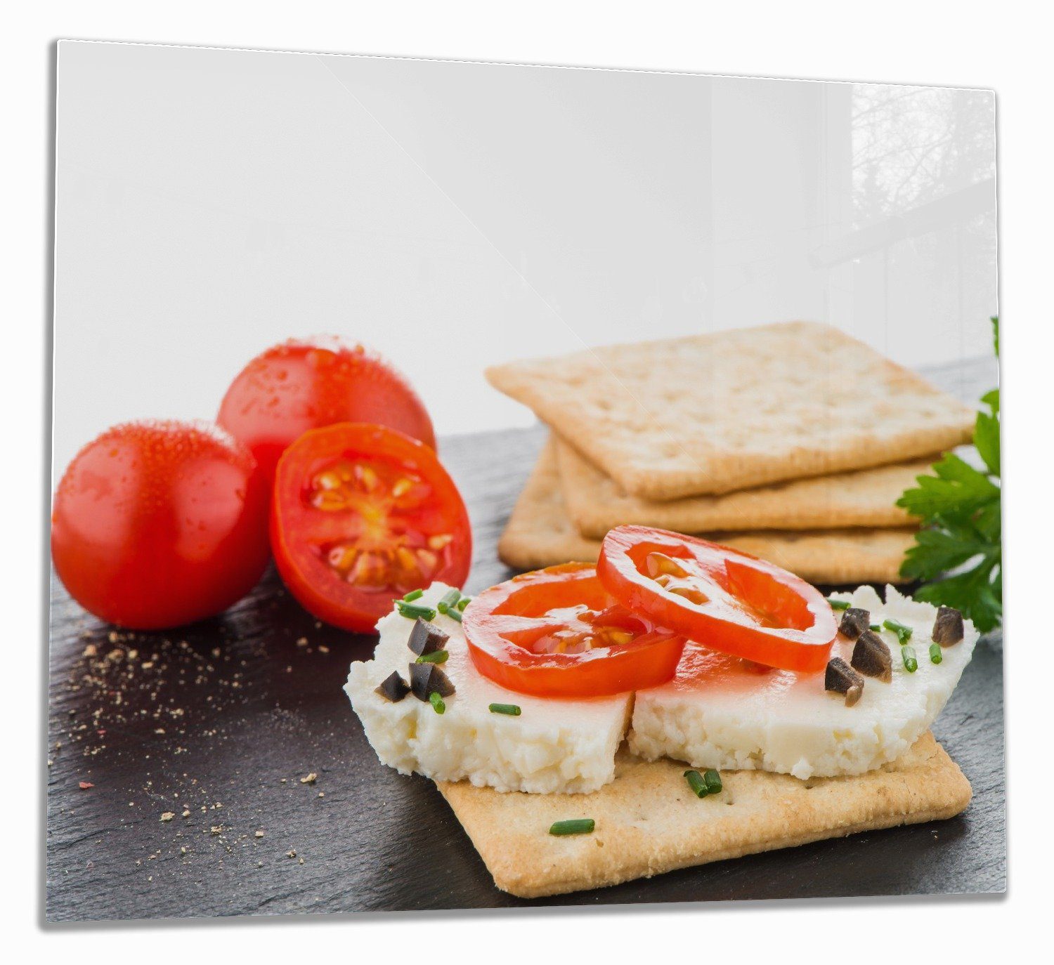 Wallario Herd-Abdeckplatte Frisches Knäckebrot mit Tomaten und Käse, ESG-Sicherheitsglas, (Glasplatte, 1 tlg., inkl. 5mm Noppen), verschiedene Größen