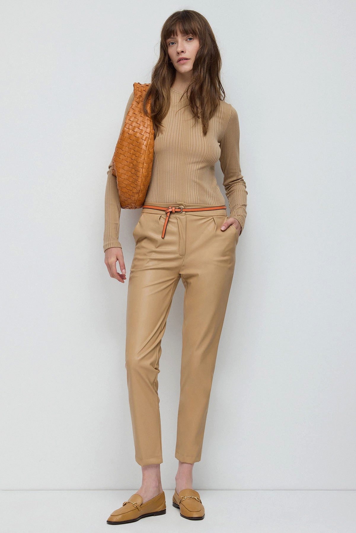 No Matter What Bequeme Jeans Hose in Lederoptik mit Kordelzugbund – Bild 2 von 5