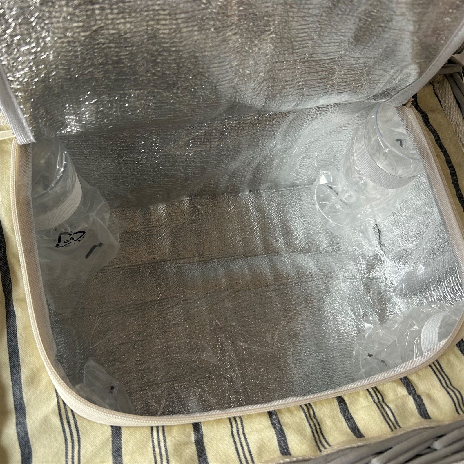 HTI-Living Picknickkorb Picknickkorb für 2 Personen Finie Grau (Stück, 1 St., 1 Picknickkorb inkl. Geschirr), Weidenkorb mit Geschirr und Kühlfach