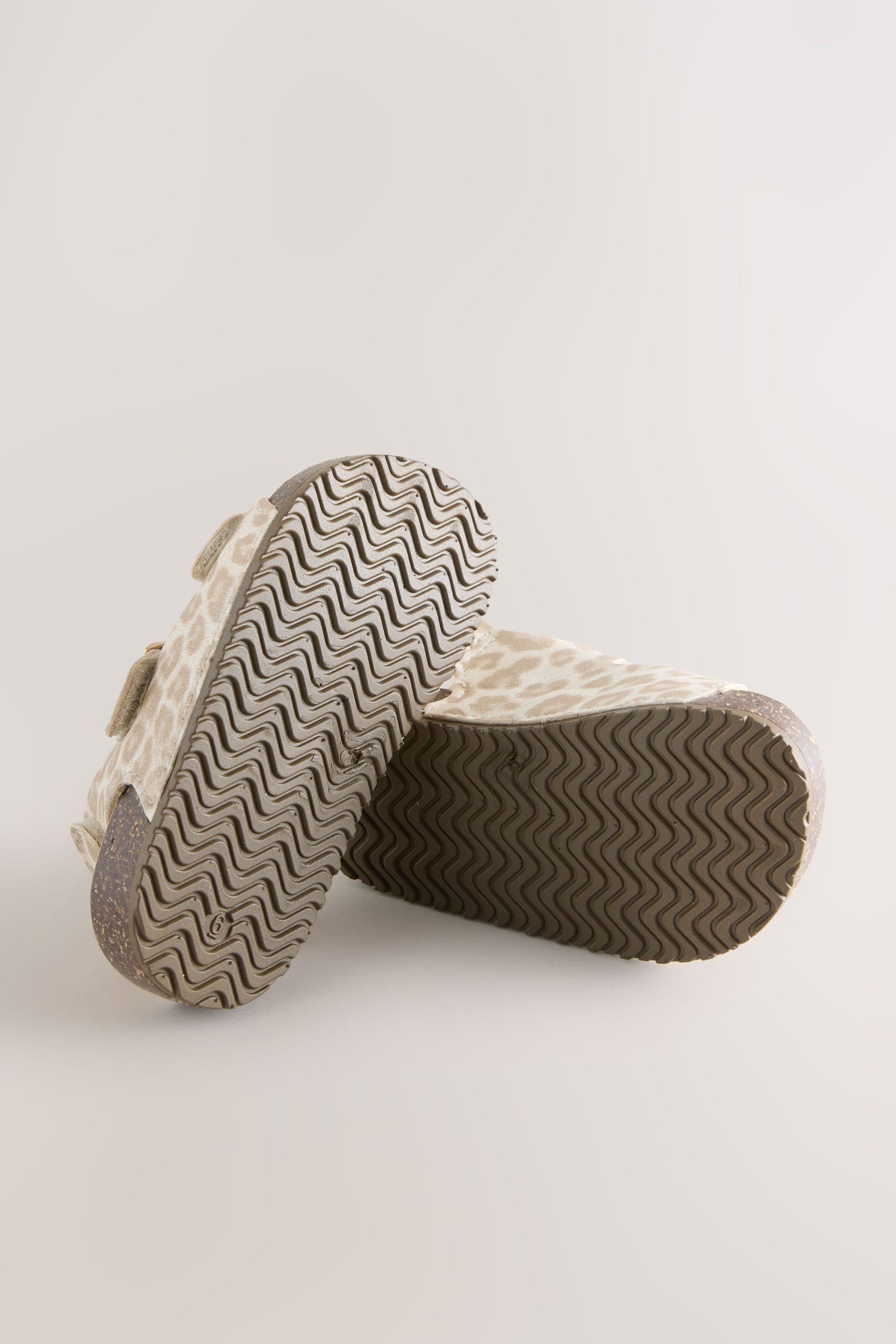 Next Sandalen mit zwei schmalen Riemchen + Kork-Fußbett Sandale (1-tlg)
