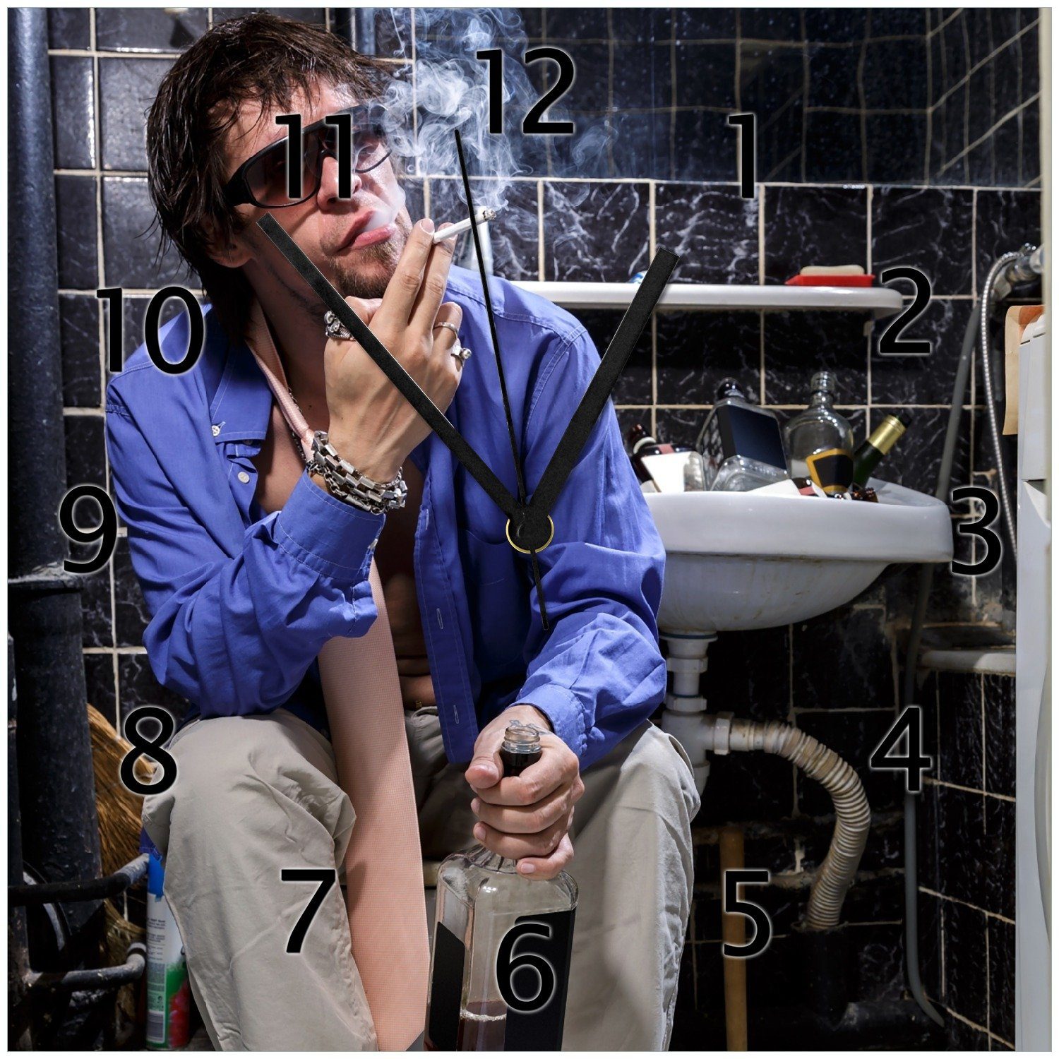 Wallario Wanduhr Kloparty - Sexy Mann auf Toilette mit Zigarette (Glasuhr)
