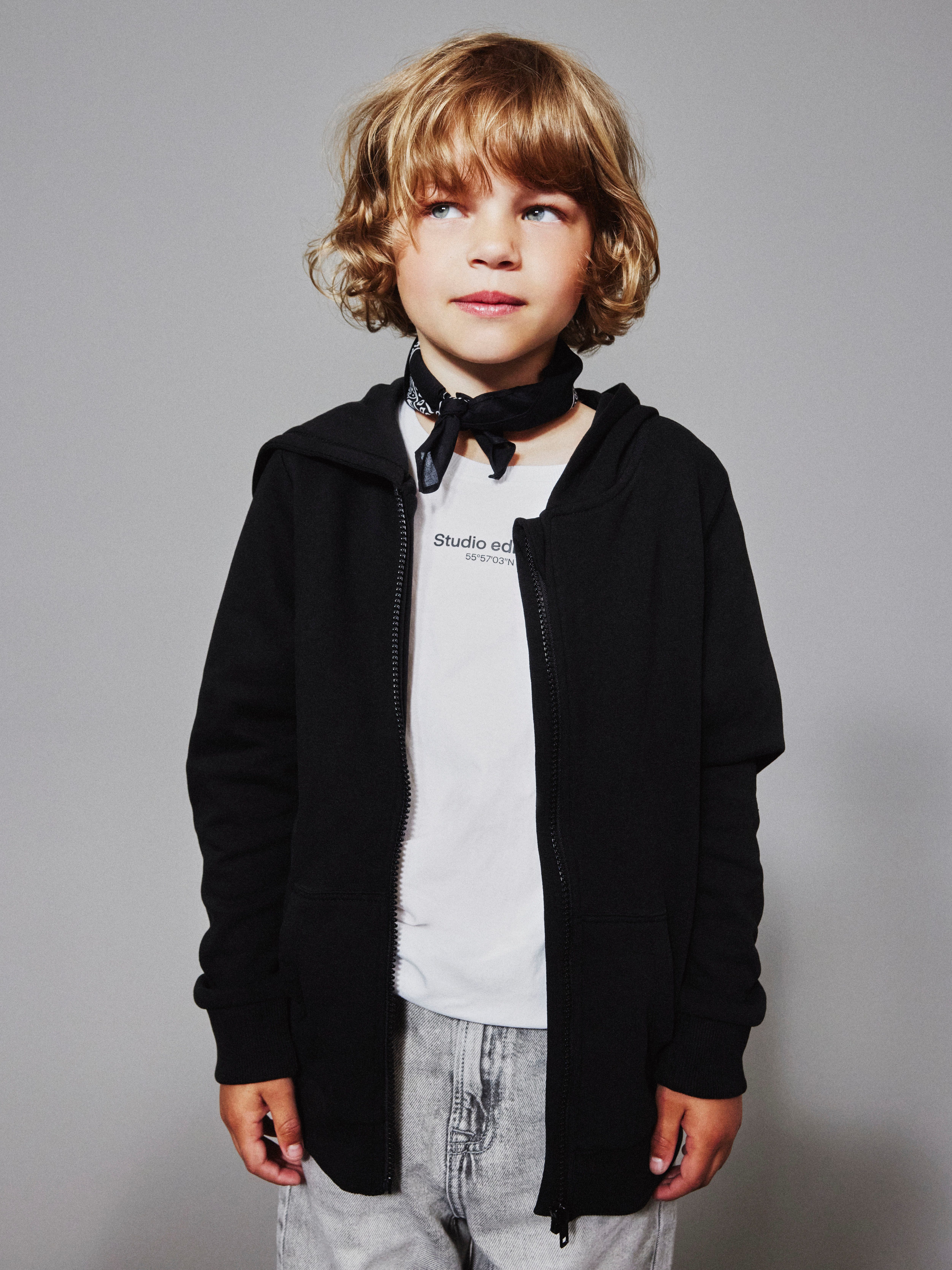 Name It Kapuzensweatjacke NKMNESWEAT – Sweatjacke mit Kängurutasche unifarben, casual, regular fit, Sweatware, Rundhals