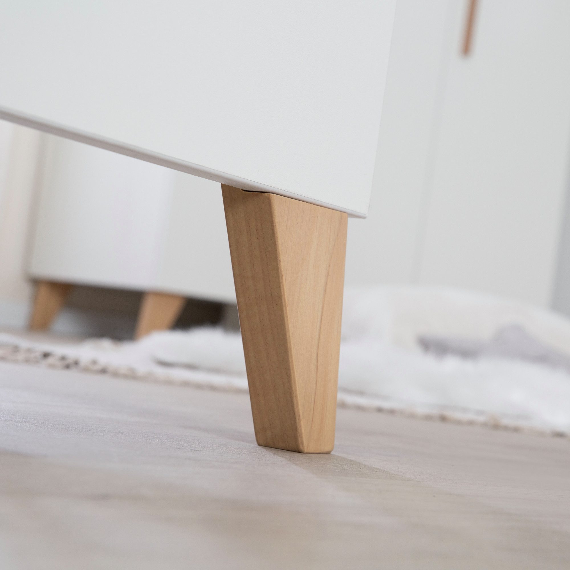 roba® Babymöbel-Set Leon - aus Holz - in Weiß mit Dekor Othello Eiche, (2-teiliges Set, 2-tlg., Kinder- & Beistellbett 60 x 120 cm & Wickelkommode) – Bild 5 von 5