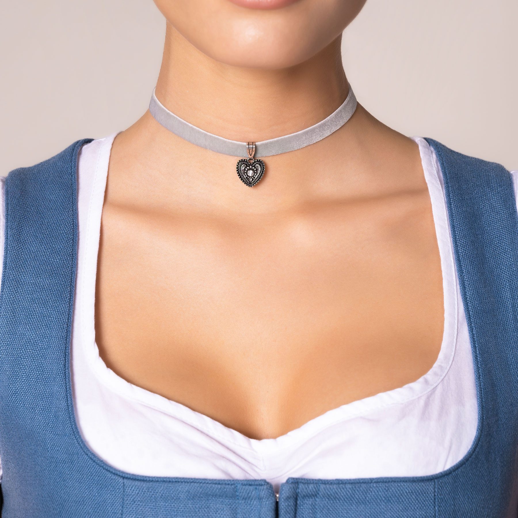 Alpenflüstern Choker Trachten-Samt-Kropfband Trachtenherz (grau), - nostalgische Trachtenkette enganliegend, Kropfkette elastisch, Damen – Bild 2 von 5
