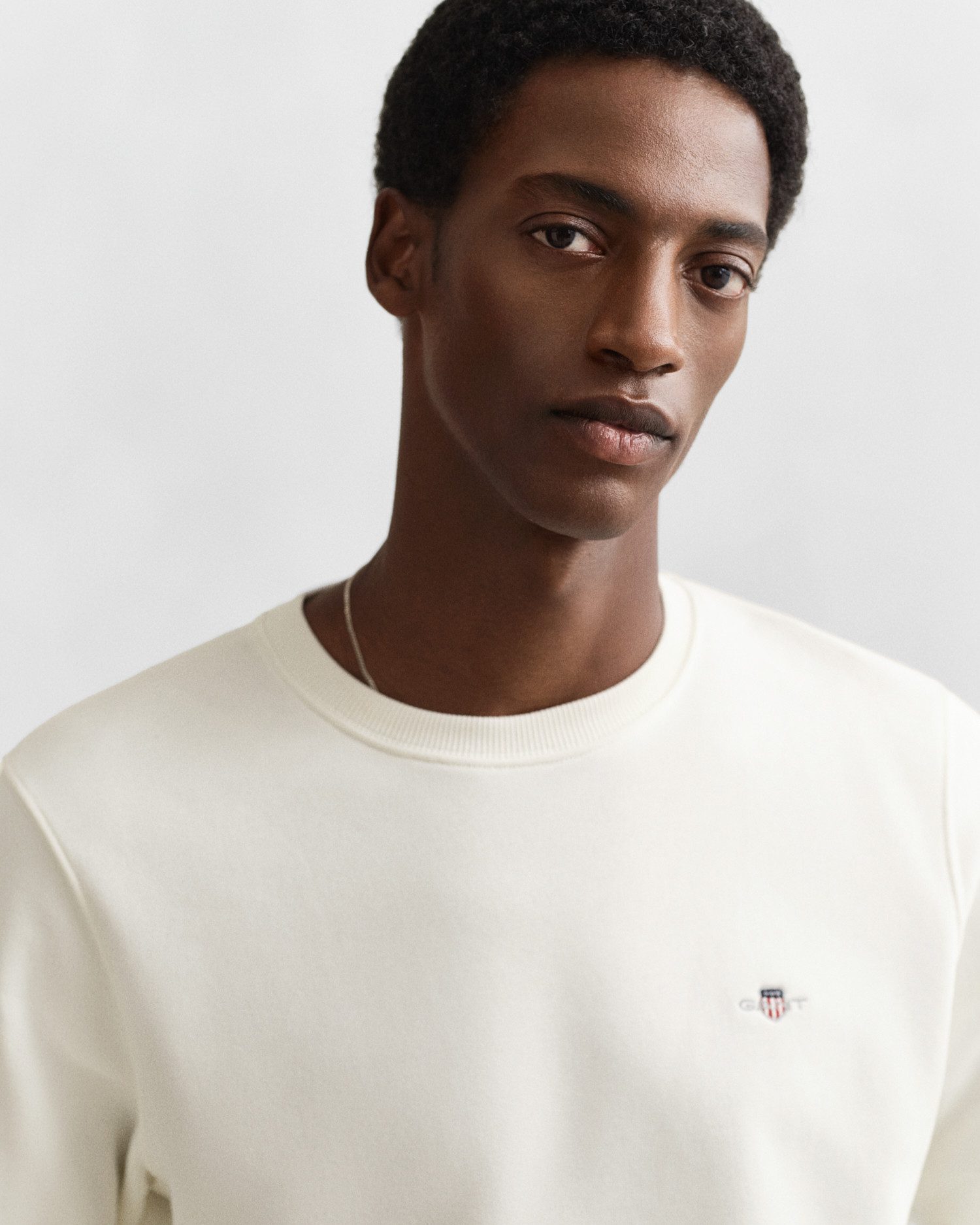 Gant Sweatshirt REG SHIELD C-NECK SWEAT mit Logostickerei auf der Brust – Bild 3 von 5