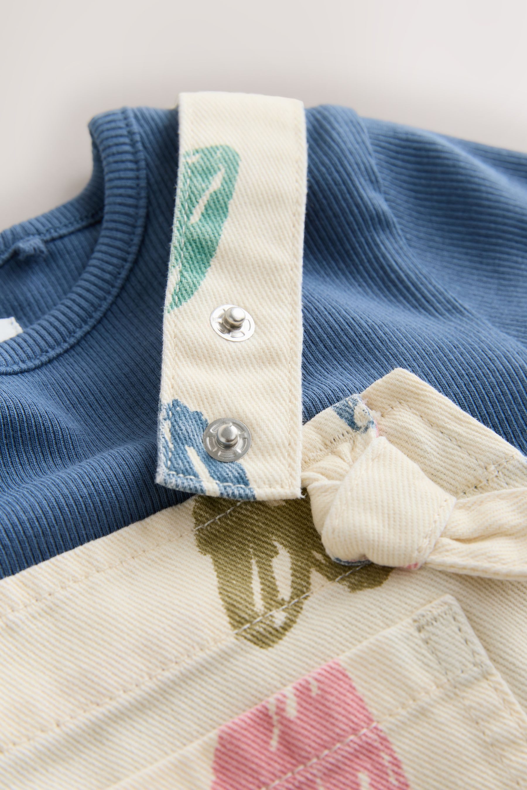 Next Shirt & Hose Latzhose mit Herz-Print und T-Shirt im Set (2-tlg)