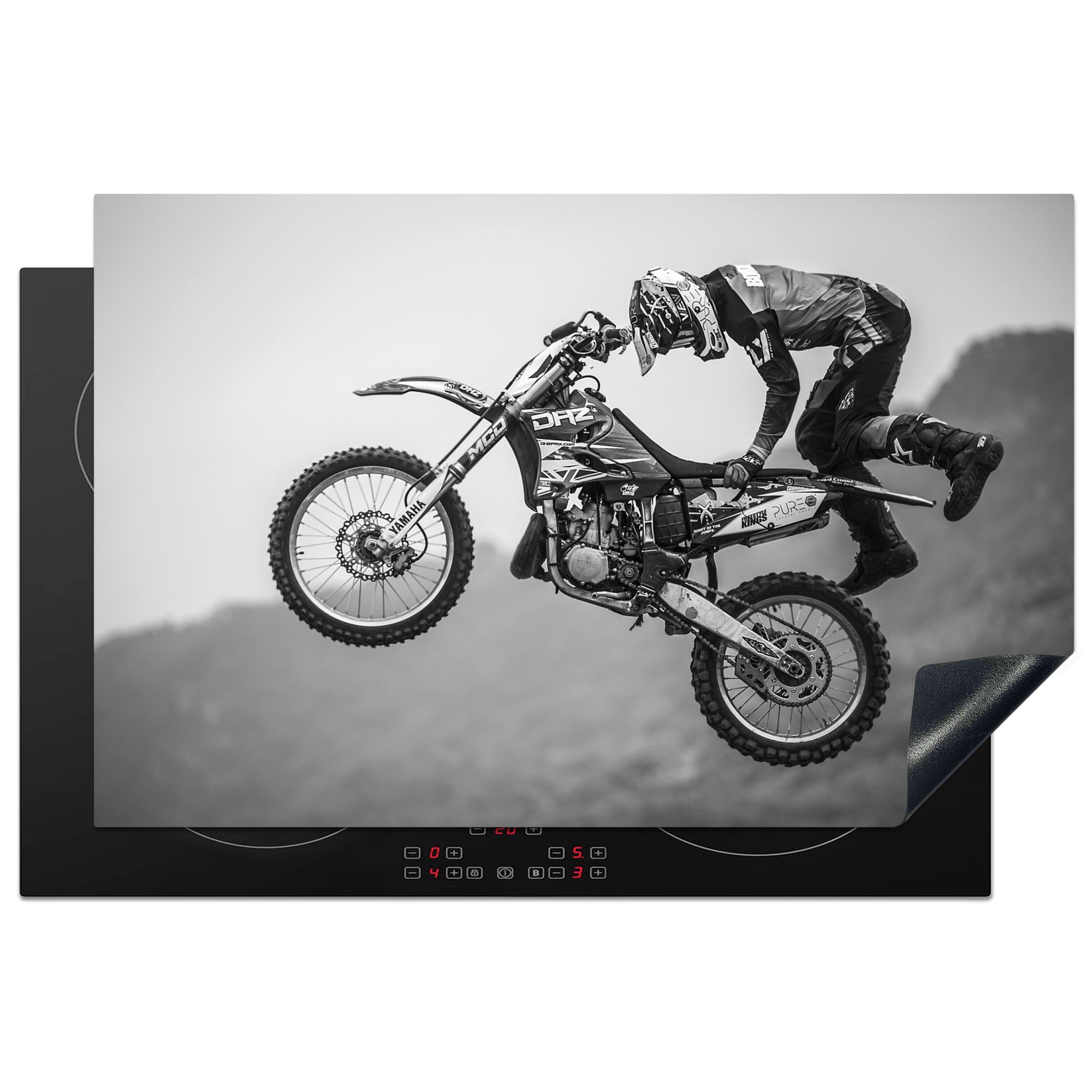 MuchoWow Herdblende-/Abdeckplatte Stunt in der Luft mit einem Motorrad in schwarz-weiß, Vinyl, (1 tlg), 81x52 cm, Induktionskochfeld Schutz für die küche, Ceranfeldabdeckung
